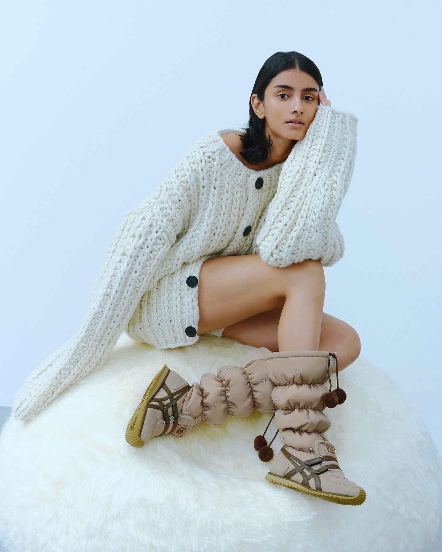 운동화만 만들 줄 알았지?😮
오니츠카타이거의 첫 부츠, 윈터 헤븐 등장❄️🩶
이번 시즌 오니츠카타이거가 선보인 윈터 헤븐 부츠는 2005년 출시된 ‘스노우 헤븐’을 현대적으로 재해석한 스니커 부츠입니다. 부드러운 스웨이드 디테일과 퍼 안감이 더해져 따뜻하면서도 세련된 무드를 완성했죠.
길이 조절이 가능한 3-Way 디자인과 폼폼 디테일로 Y2K 감성을 더했으며, 방수 기능과 쿠셔닝 미드솔로 실용성까지 갖췄습니다. 올겨울 윈터 헤븐 부츠로 스타일링에 따뜻한 포인트를 더해보세요.
이미지8