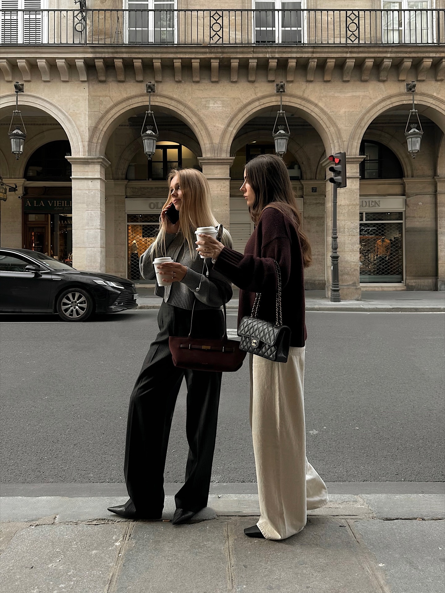 둥근 건 그만~ 뾰족해야 룩이 살아🖤
슬림한 키튼힐로 시크한 프렌치 감성을 가득 채워보자✨😎 이미지2