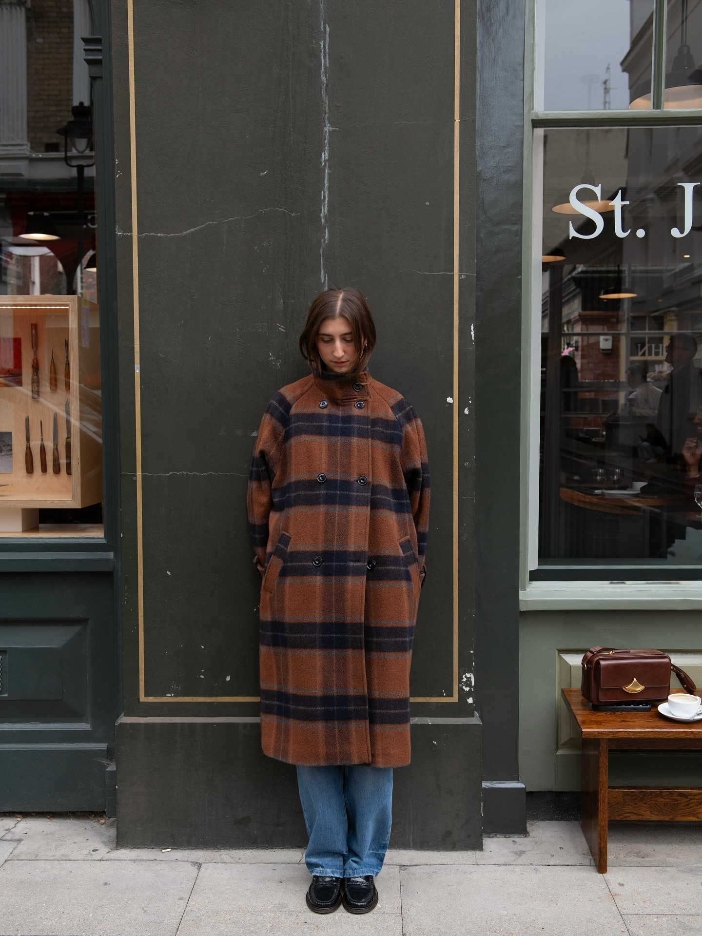 체크, 니트.. 코티지 코어의 낭만💛
따뜻한 컬러와 부드러운 소재로 완성하는 코티지 코어🍂🌳
지난 여름 그래니룩 트렌드가 있었다면, 겨울에는 그 연장선인 코티지 코어가 주목받고 있는데요. 코티지 코어는 자연과 시골의 감성을 담은 로맨틱하고 아늑한 스타일로, 단순히 시골 감성에 그치지 않고 현대적인 룩과도 자연스럽게 매치할 수 있습니다.
크림, 머스타드 등 따뜻한 컬러와 린넨, 코튼, 니트 같은 부드러운 소재를 활용하거나 레이스, 플로럴, 체크 패턴을 더해 여성스러운 실루엣과 낭만적인 무드를 완성하죠. 코티지 코어는 이제 단순한 시골 감성을 넘어, 일상 속 데일리 룩으로 자리 매김하고 있습니다. 이미지8