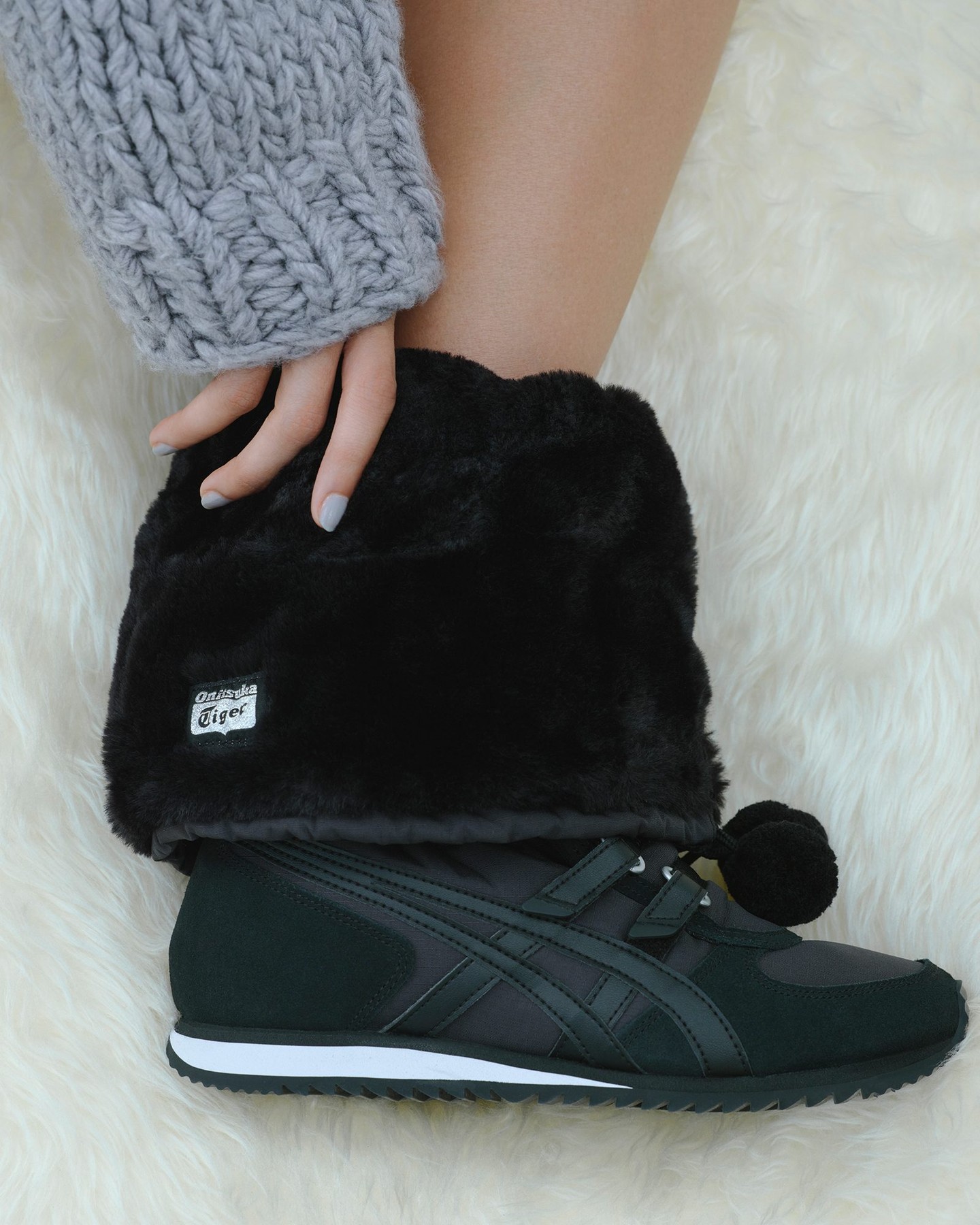 운동화만 만들 줄 알았지?😮
오니츠카타이거의 첫 부츠, 윈터 헤븐 등장❄️🩶
이번 시즌 오니츠카타이거가 선보인 윈터 헤븐 부츠는 2005년 출시된 ‘스노우 헤븐’을 현대적으로 재해석한 스니커 부츠입니다. 부드러운 스웨이드 디테일과 퍼 안감이 더해져 따뜻하면서도 세련된 무드를 완성했죠.
길이 조절이 가능한 3-Way 디자인과 폼폼 디테일로 Y2K 감성을 더했으며, 방수 기능과 쿠셔닝 미드솔로 실용성까지 갖췄습니다. 올겨울 윈터 헤븐 부츠로 스타일링에 따뜻한 포인트를 더해보세요.
이미지1