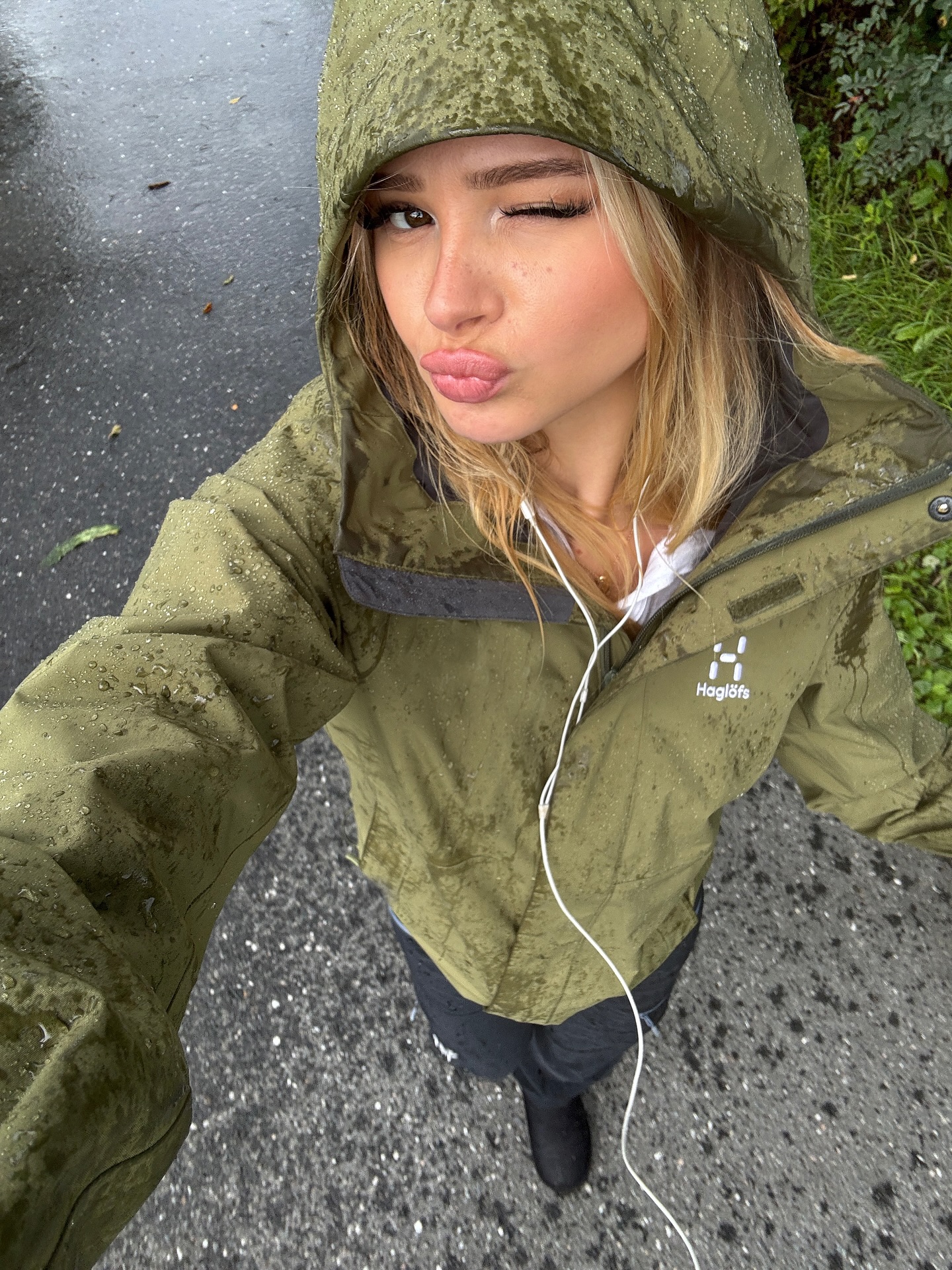 내추럴한 컬러, 편안한 실루엣...🍃
요즘 해외에서 모두가 빠진 그래놀라 코어👀🌲같이 알아보자

최근 해외에서는 다시 한번 그래놀라 코어가 주목받고 있는데요. 자연스러운 아웃도어 무드와 편안함을 중심으로, 단순히 아웃도어 웨어를 입는 것을 넘어 라이프스타일과 패션을 자연스럽게 연결하는 것이 포인트입니다.

베이지, 브라운, 올리브와 같이 자연에서 영감받은 컬러와 헐렁한 후드티, 플리스, 기능성 바람막이, 조거 팬츠 등 내추럴하면서도 감각적인 꾸안꾸 무드를 완성하죠. 이제 그래놀라 코어는 편안함과 스타일 모두 잡는 새로운 캐주얼룩으로 자리 잡았습니다. 이미지1