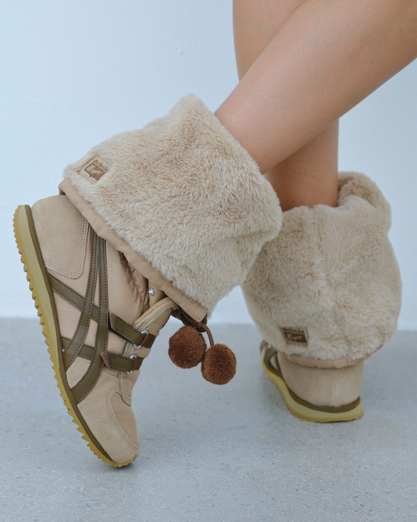 운동화만 만들 줄 알았지?😮
오니츠카타이거의 첫 부츠, 윈터 헤븐 등장❄️🩶
이번 시즌 오니츠카타이거가 선보인 윈터 헤븐 부츠는 2005년 출시된 ‘스노우 헤븐’을 현대적으로 재해석한 스니커 부츠입니다. 부드러운 스웨이드 디테일과 퍼 안감이 더해져 따뜻하면서도 세련된 무드를 완성했죠.
길이 조절이 가능한 3-Way 디자인과 폼폼 디테일로 Y2K 감성을 더했으며, 방수 기능과 쿠셔닝 미드솔로 실용성까지 갖췄습니다. 올겨울 윈터 헤븐 부츠로 스타일링에 따뜻한 포인트를 더해보세요.
이미지6