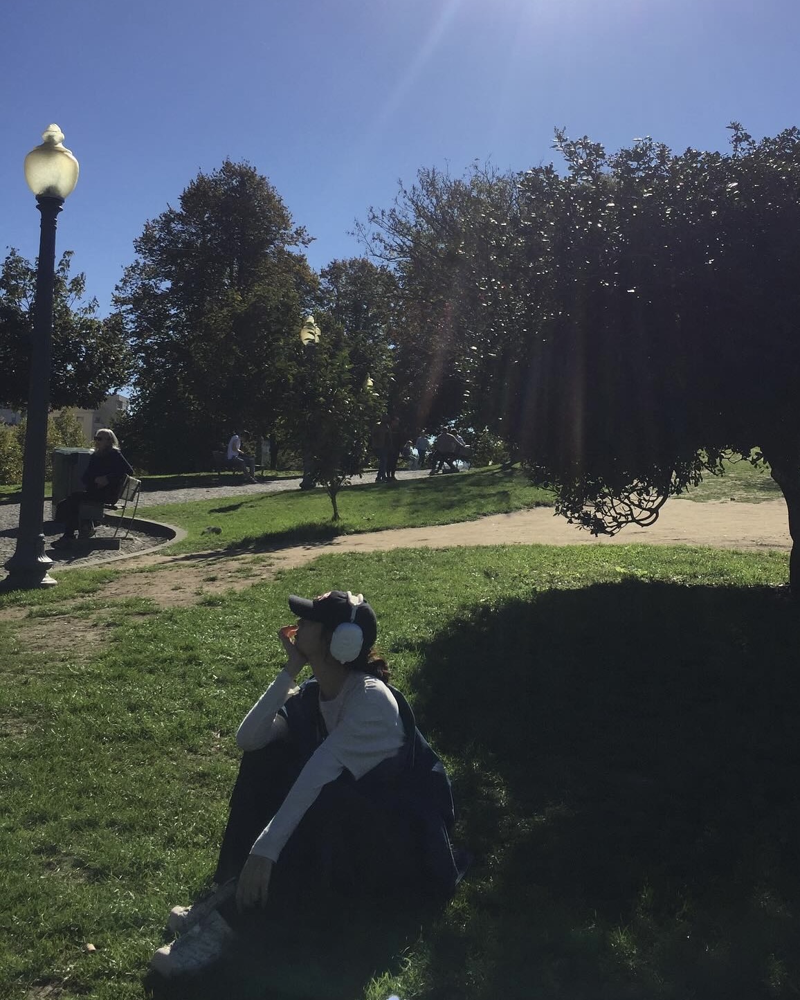 스투시 가을 꾸안꾸? @정소민 룩🎶
흔하지 않은, 색다른 스투시 찾는다면🔍👀지금 눈여겨 보자

정소민의 여행 속 가을 스투시템 2가지를 모았습니다.

1. 코치 재킷, 28만 원대
나일론 옥스포드 소재를 활용한 박스형 오버사이즈 재킷으로, 인조 모피와 퀼팅 안감 덕분에 따뜻함은 물론 심플하면서도 스트릿한 감성을 살렸죠. 미니스커트와 비니와 매치하면 컬리시한 무드의 스트릿룩으로 완성할 수 있습니다.

2. 로우 프로파일 스투시 크루 스트랩백, 7만 원대
코튼 소재로 제작된 모자로 앞면의 브랜드 로고 자수가 포인트입니다. 일반 볼캡보다 낮고 부드러운 곡선 실루엣이 특징이죠. 조거 팬츠와 오버핏 롱 슬리브에 매치하면 캐주얼하면서도 자연스러운 꾸안꾸 룩을 연출할 수 있습니다. 이미지6