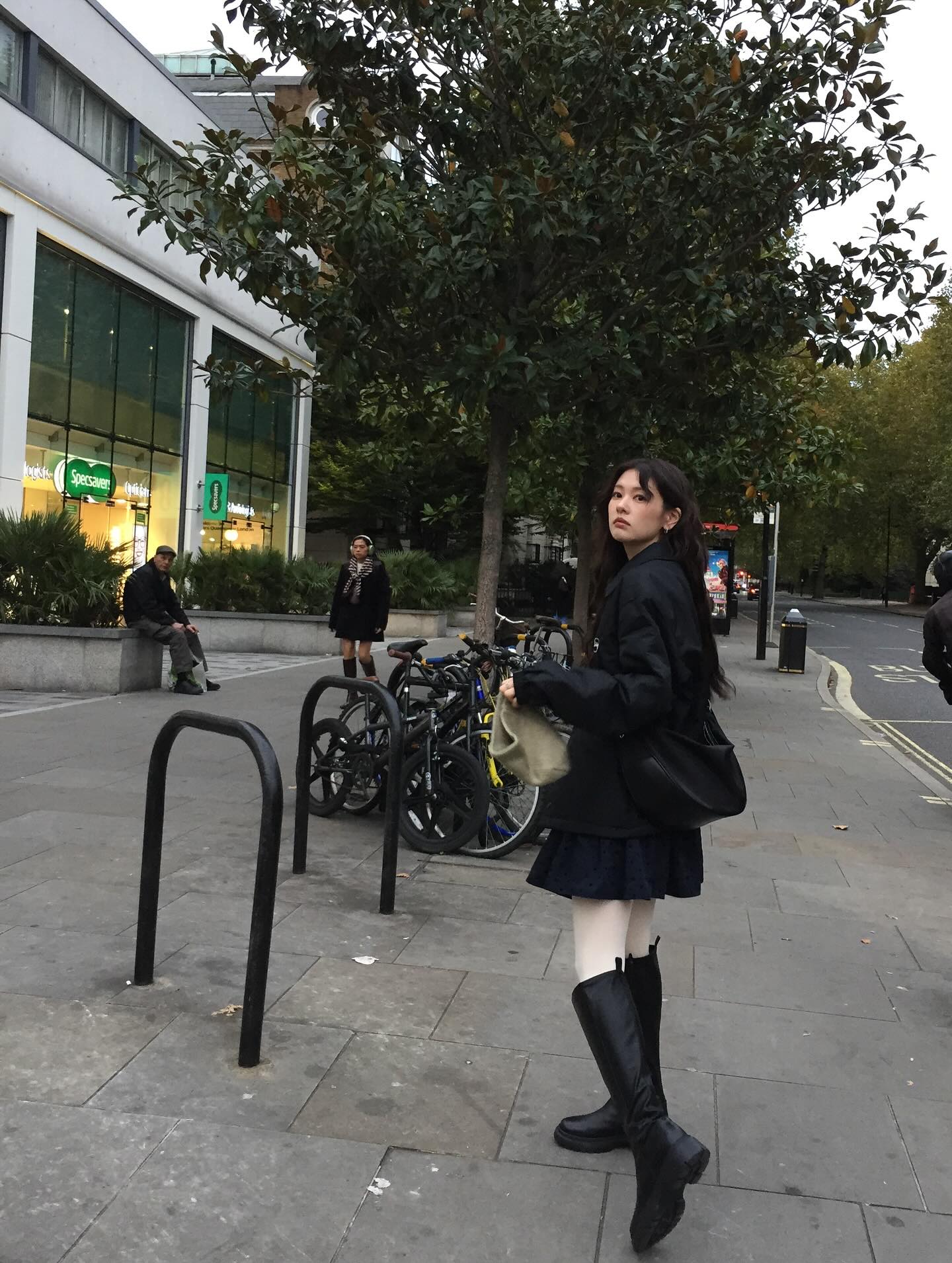 스투시 가을 꾸안꾸? @정소민 룩🎶
흔하지 않은, 색다른 스투시 찾는다면🔍👀지금 눈여겨 보자

정소민의 여행 속 가을 스투시템 2가지를 모았습니다.

1. 코치 재킷, 28만 원대
나일론 옥스포드 소재를 활용한 박스형 오버사이즈 재킷으로, 인조 모피와 퀼팅 안감 덕분에 따뜻함은 물론 심플하면서도 스트릿한 감성을 살렸죠. 미니스커트와 비니와 매치하면 컬리시한 무드의 스트릿룩으로 완성할 수 있습니다.

2. 로우 프로파일 스투시 크루 스트랩백, 7만 원대
코튼 소재로 제작된 모자로 앞면의 브랜드 로고 자수가 포인트입니다. 일반 볼캡보다 낮고 부드러운 곡선 실루엣이 특징이죠. 조거 팬츠와 오버핏 롱 슬리브에 매치하면 캐주얼하면서도 자연스러운 꾸안꾸 룩을 연출할 수 있습니다. 이미지2