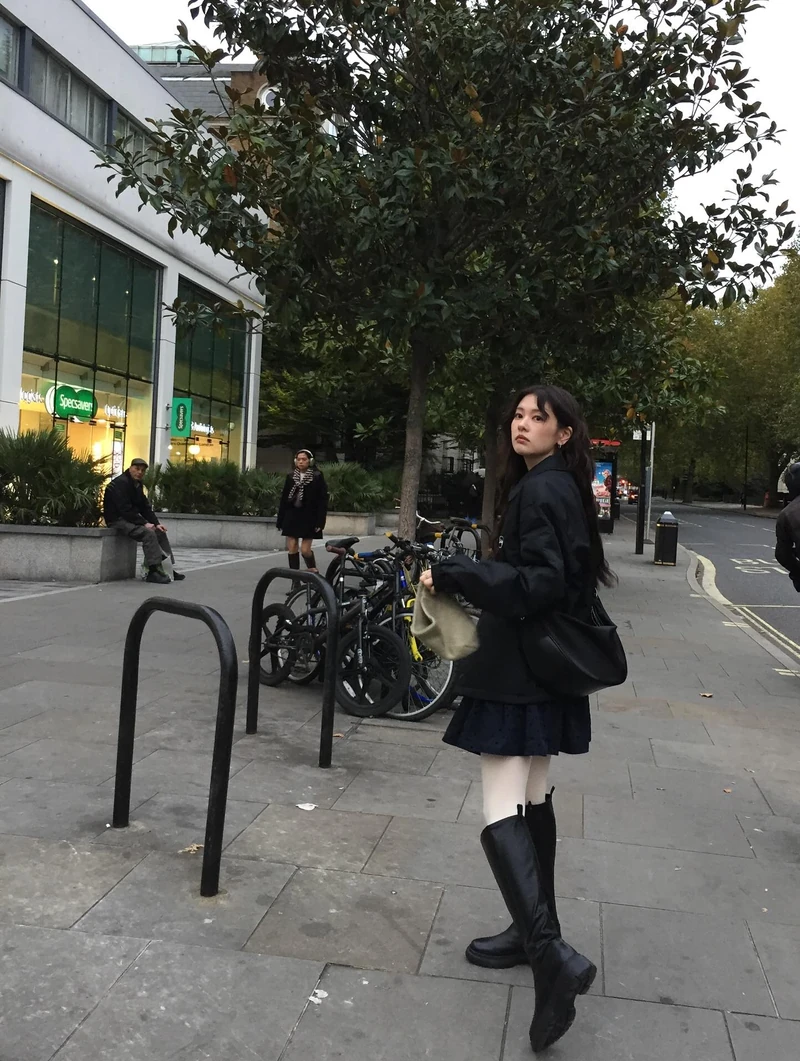 스투시 가을 꾸안꾸? @정소민 룩🎶
흔하지 않은, 색다른 스투시 찾는다면🔍👀지금 눈여겨 보자
정소민의 여행 속 가을 스투시템 2가지를 모았습니다.
1. 코치 재킷, 28만 원대
나일론 옥스포드 소재를 활용한 박스형 오버사이즈 재킷으로, 인조 모피와 퀼팅 안감 덕분에 따뜻함은 물론 심플하면서도 스트릿한 감성을 살렸죠. 미니스커트와 비니와 매치하면 컬리시한 무드의 스트릿룩으로 완성할 수 있습니다.
2. 로우 프로파일 스투시 크루 스트랩백, 7만 원대
코튼 소재로 제작된 모자로 앞면의 브랜드 로고 자수가 포인트입니다. 일반 볼캡보다 낮고 부드러운 곡선 실루엣이 특징이죠. 조거 팬츠와 오버핏 롱 슬리브에 매치하면 캐주얼하면서도 자연스러운 꾸안꾸 룩을 연출할 수 있습니다. 이미지2