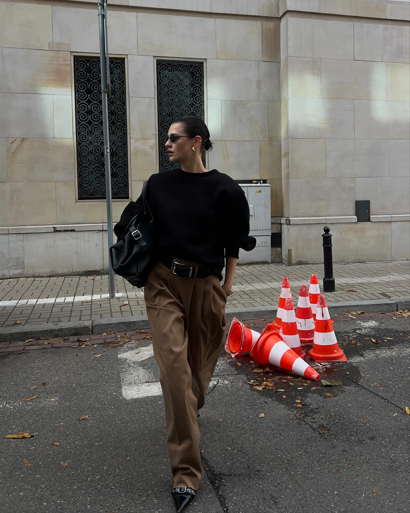 둥근 건 그만~ 뾰족해야 룩이 살아🖤
슬림한 키튼힐로 시크한 프렌치 감성을 가득 채워보자✨😎 이미지4