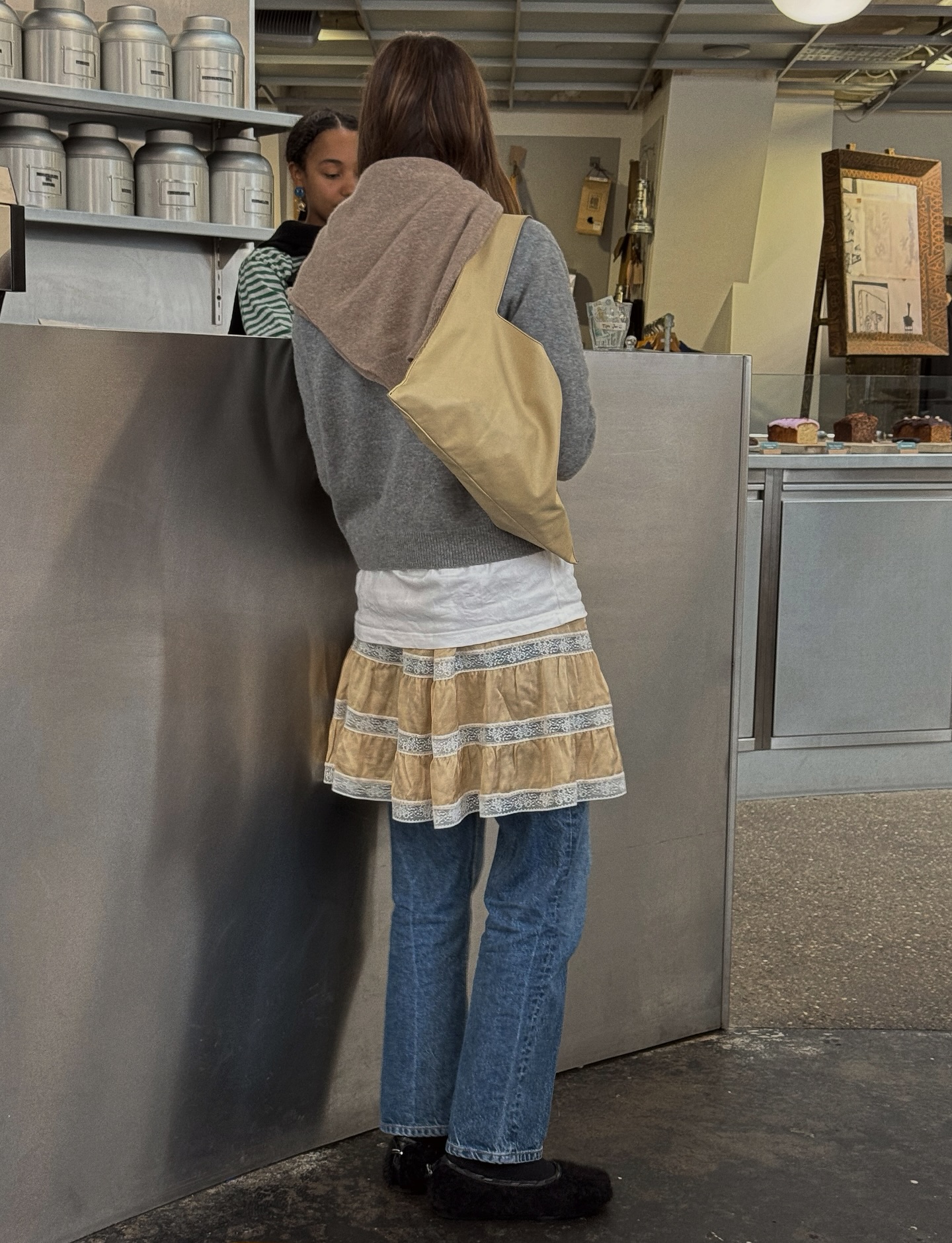 체크, 니트.. 코티지 코어의 낭만💛 따뜻한 컬러와 부드러운 소재로 완성하는 코티지 코어🍂🌳  지난 여름 그래니룩 트렌드가 있었다면, 겨울에는 그 연장선인 코티지 코어가 주목받고 있는데요. 코티지 코어는 자연과 시골의 감성을 담은 로맨틱하고 아늑한 스타일로, 단순히 시골 감성에 그치지 않고 현대적인 룩과도 자연스럽게 매치할 수 있습니다.  크림, 머스타드 등 따뜻한 컬러와 린넨, 코튼, 니트 같은 부드러운 소재를 활용하거나 레이스, 플로럴, 체크 패턴을 더해 여성스러운 실루엣과 낭만적인 무드를 완성하죠. 코티지 코어는 이제 단순한 시골 감성을 넘어, 일상 속 데일리 룩으로 자리 매김하고 있습니다. 이미지