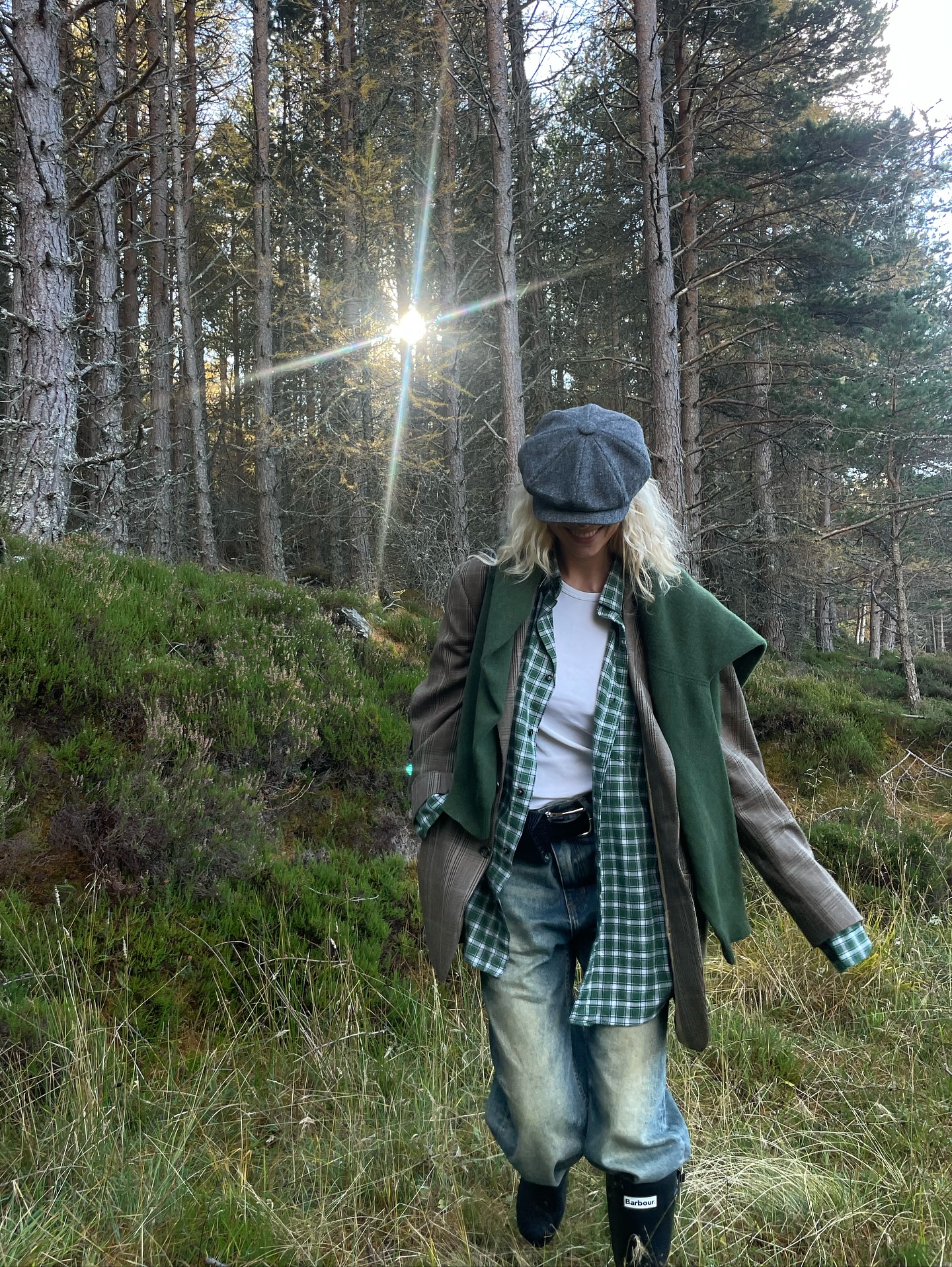 체크, 니트.. 코티지 코어의 낭만💛
따뜻한 컬러와 부드러운 소재로 완성하는 코티지 코어🍂🌳
지난 여름 그래니룩 트렌드가 있었다면, 겨울에는 그 연장선인 코티지 코어가 주목받고 있는데요. 코티지 코어는 자연과 시골의 감성을 담은 로맨틱하고 아늑한 스타일로, 단순히 시골 감성에 그치지 않고 현대적인 룩과도 자연스럽게 매치할 수 있습니다.
크림, 머스타드 등 따뜻한 컬러와 린넨, 코튼, 니트 같은 부드러운 소재를 활용하거나 레이스, 플로럴, 체크 패턴을 더해 여성스러운 실루엣과 낭만적인 무드를 완성하죠. 코티지 코어는 이제 단순한 시골 감성을 넘어, 일상 속 데일리 룩으로 자리 매김하고 있습니다. 이미지7