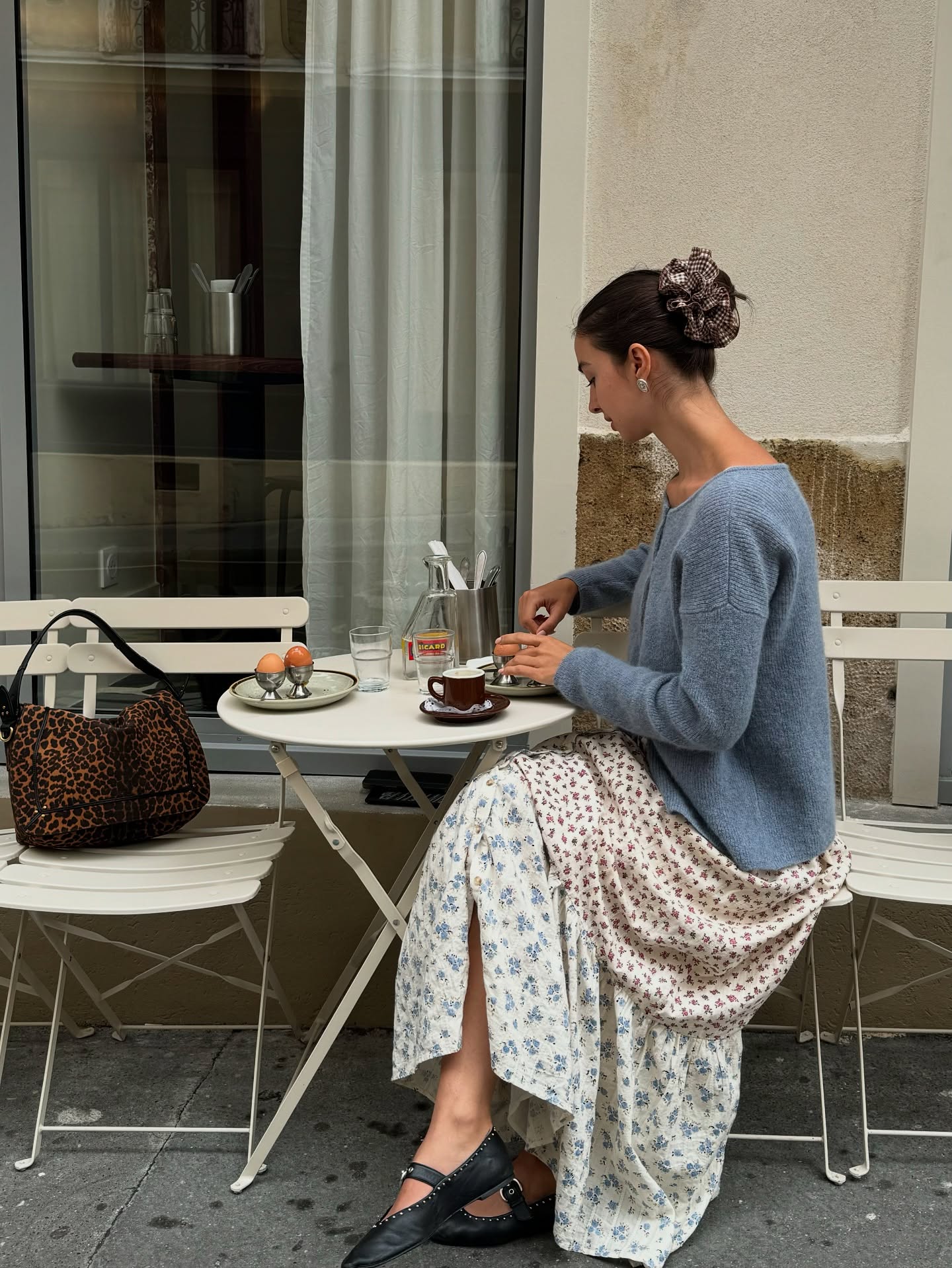 체크, 니트.. 코티지 코어의 낭만💛
따뜻한 컬러와 부드러운 소재로 완성하는 코티지 코어🍂🌳
지난 여름 그래니룩 트렌드가 있었다면, 겨울에는 그 연장선인 코티지 코어가 주목받고 있는데요. 코티지 코어는 자연과 시골의 감성을 담은 로맨틱하고 아늑한 스타일로, 단순히 시골 감성에 그치지 않고 현대적인 룩과도 자연스럽게 매치할 수 있습니다.
크림, 머스타드 등 따뜻한 컬러와 린넨, 코튼, 니트 같은 부드러운 소재를 활용하거나 레이스, 플로럴, 체크 패턴을 더해 여성스러운 실루엣과 낭만적인 무드를 완성하죠. 코티지 코어는 이제 단순한 시골 감성을 넘어, 일상 속 데일리 룩으로 자리 매김하고 있습니다. 이미지6