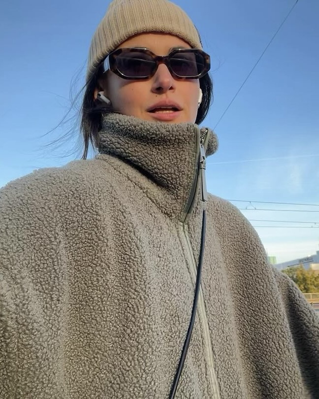 내추럴한 컬러, 편안한 실루엣...🍃
요즘 해외에서 모두가 빠진 그래놀라 코어👀🌲같이 알아보자

최근 해외에서는 다시 한번 그래놀라 코어가 주목받고 있는데요. 자연스러운 아웃도어 무드와 편안함을 중심으로, 단순히 아웃도어 웨어를 입는 것을 넘어 라이프스타일과 패션을 자연스럽게 연결하는 것이 포인트입니다.

베이지, 브라운, 올리브와 같이 자연에서 영감받은 컬러와 헐렁한 후드티, 플리스, 기능성 바람막이, 조거 팬츠 등 내추럴하면서도 감각적인 꾸안꾸 무드를 완성하죠. 이제 그래놀라 코어는 편안함과 스타일 모두 잡는 새로운 캐주얼룩으로 자리 잡았습니다. 이미지5