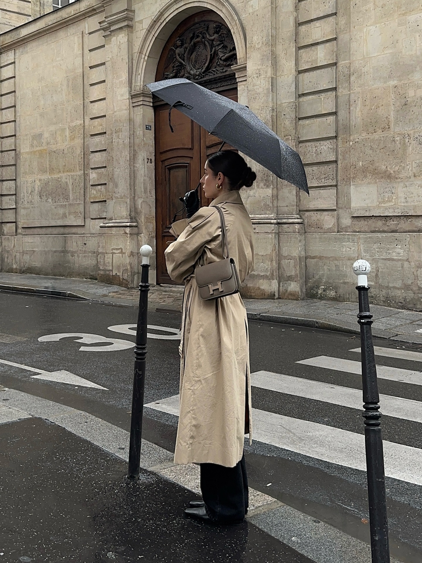 둥근 건 그만~ 뾰족해야 룩이 살아🖤
슬림한 키튼힐로 시크한 프렌치 감성을 가득 채워보자✨😎 이미지6