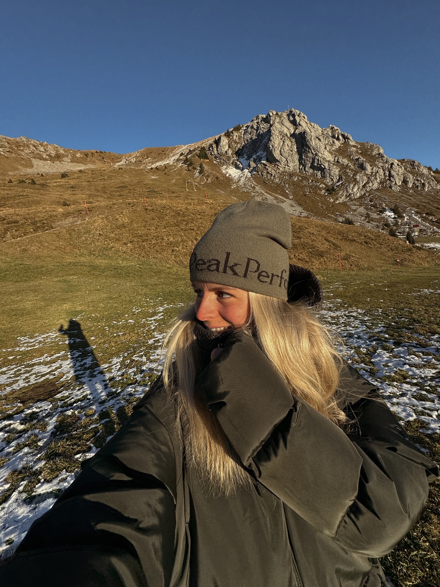 내추럴한 컬러, 편안한 실루엣...🍃
요즘 해외에서 모두가 빠진 그래놀라 코어👀🌲같이 알아보자

최근 해외에서는 다시 한번 그래놀라 코어가 주목받고 있는데요. 자연스러운 아웃도어 무드와 편안함을 중심으로, 단순히 아웃도어 웨어를 입는 것을 넘어 라이프스타일과 패션을 자연스럽게 연결하는 것이 포인트입니다.

베이지, 브라운, 올리브와 같이 자연에서 영감받은 컬러와 헐렁한 후드티, 플리스, 기능성 바람막이, 조거 팬츠 등 내추럴하면서도 감각적인 꾸안꾸 무드를 완성하죠. 이제 그래놀라 코어는 편안함과 스타일 모두 잡는 새로운 캐주얼룩으로 자리 잡았습니다. 이미지9