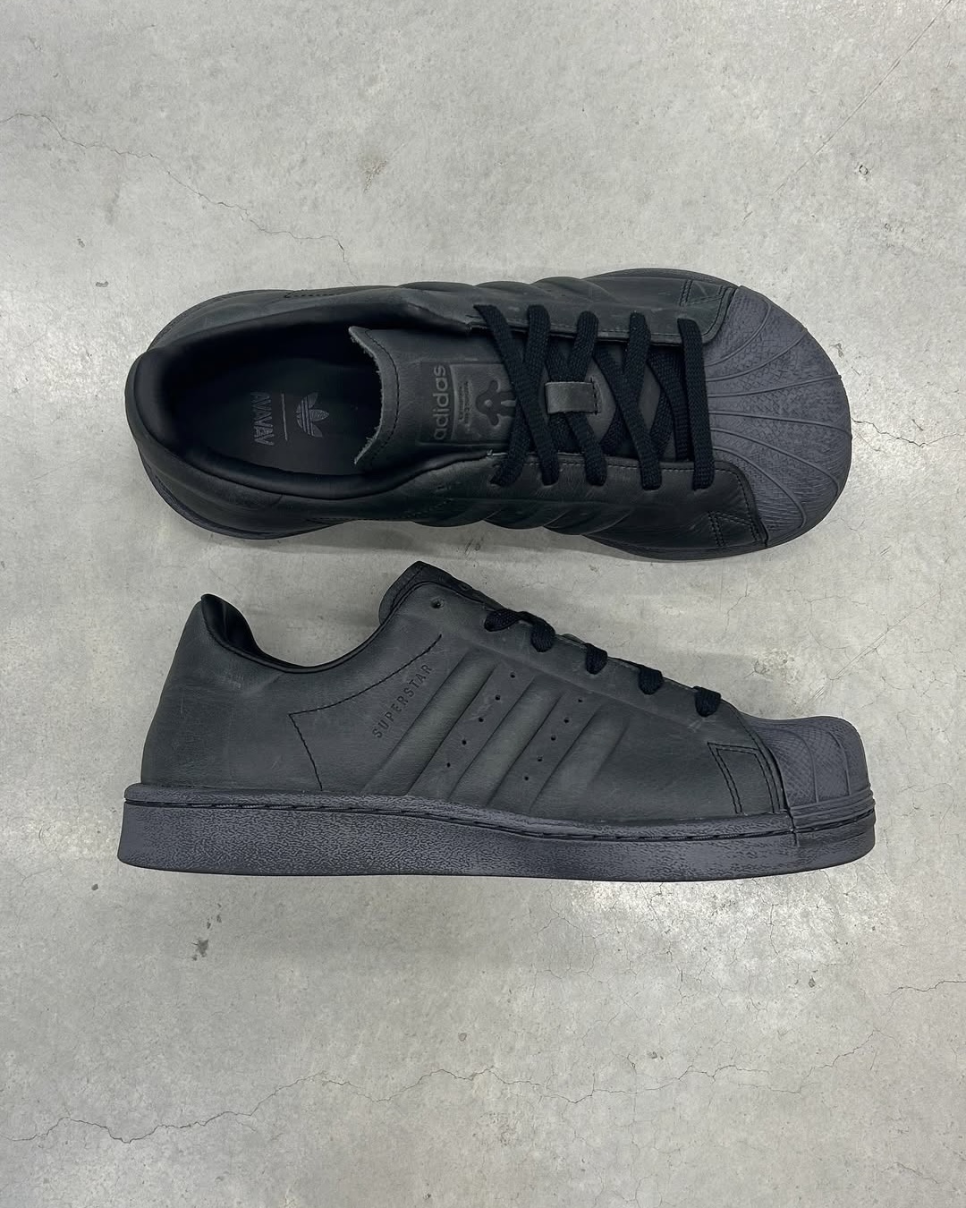 반항적인 아디다스 x 아바바브🧪 이미지3