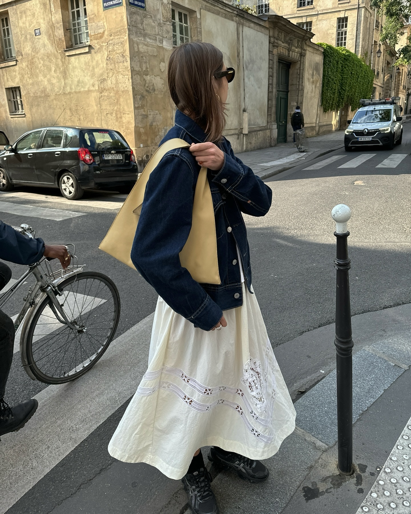 체크, 니트.. 코티지 코어의 낭만💛
따뜻한 컬러와 부드러운 소재로 완성하는 코티지 코어🍂🌳
지난 여름 그래니룩 트렌드가 있었다면, 겨울에는 그 연장선인 코티지 코어가 주목받고 있는데요. 코티지 코어는 자연과 시골의 감성을 담은 로맨틱하고 아늑한 스타일로, 단순히 시골 감성에 그치지 않고 현대적인 룩과도 자연스럽게 매치할 수 있습니다.
크림, 머스타드 등 따뜻한 컬러와 린넨, 코튼, 니트 같은 부드러운 소재를 활용하거나 레이스, 플로럴, 체크 패턴을 더해 여성스러운 실루엣과 낭만적인 무드를 완성하죠. 코티지 코어는 이제 단순한 시골 감성을 넘어, 일상 속 데일리 룩으로 자리 매김하고 있습니다. 이미지4