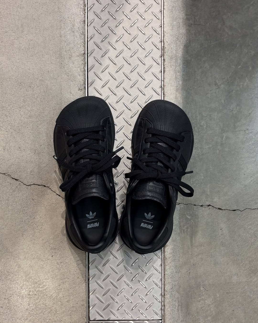 반항적인 아디다스 x 아바바브🧪 이미지6