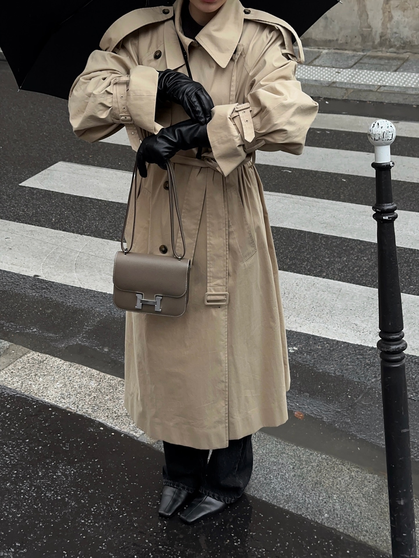 둥근 건 그만~ 뾰족해야 룩이 살아🖤
슬림한 키튼힐로 시크한 프렌치 감성을 가득 채워보자✨😎 이미지5