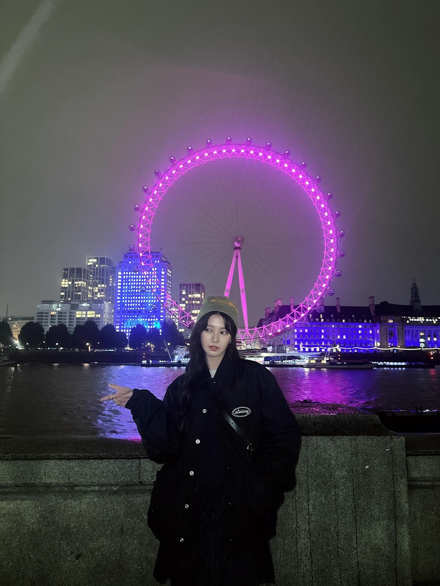 스투시 가을 꾸안꾸? @정소민 룩🎶
흔하지 않은, 색다른 스투시 찾는다면🔍👀지금 눈여겨 보자

정소민의 여행 속 가을 스투시템 2가지를 모았습니다.

1. 코치 재킷, 28만 원대
나일론 옥스포드 소재를 활용한 박스형 오버사이즈 재킷으로, 인조 모피와 퀼팅 안감 덕분에 따뜻함은 물론 심플하면서도 스트릿한 감성을 살렸죠. 미니스커트와 비니와 매치하면 컬리시한 무드의 스트릿룩으로 완성할 수 있습니다.

2. 로우 프로파일 스투시 크루 스트랩백, 7만 원대
코튼 소재로 제작된 모자로 앞면의 브랜드 로고 자수가 포인트입니다. 일반 볼캡보다 낮고 부드러운 곡선 실루엣이 특징이죠. 조거 팬츠와 오버핏 롱 슬리브에 매치하면 캐주얼하면서도 자연스러운 꾸안꾸 룩을 연출할 수 있습니다. 이미지3