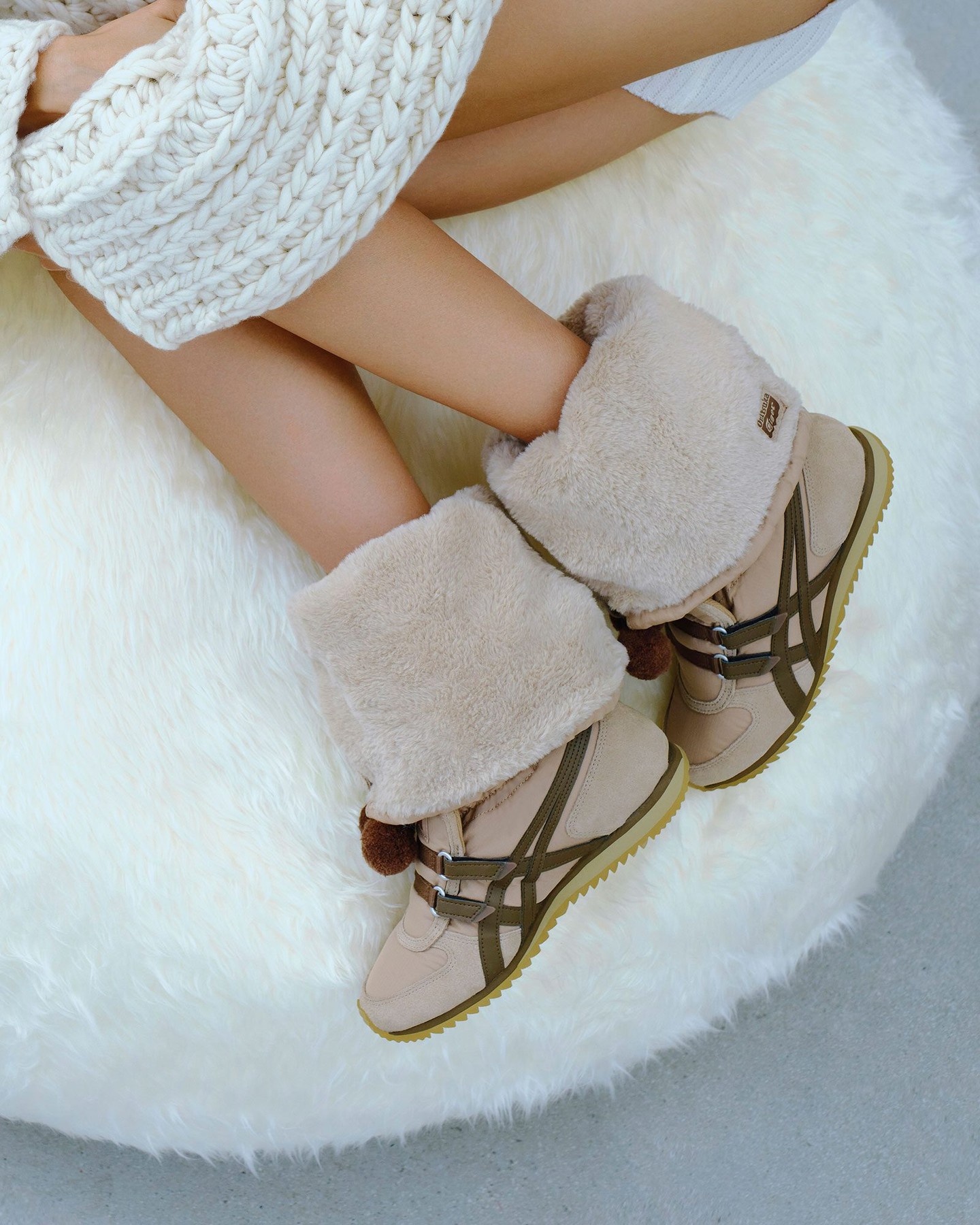 운동화만 만들 줄 알았지?😮
오니츠카타이거의 첫 부츠, 윈터 헤븐 등장❄️🩶
이번 시즌 오니츠카타이거가 선보인 윈터 헤븐 부츠는 2005년 출시된 ‘스노우 헤븐’을 현대적으로 재해석한 스니커 부츠입니다. 부드러운 스웨이드 디테일과 퍼 안감이 더해져 따뜻하면서도 세련된 무드를 완성했죠.
길이 조절이 가능한 3-Way 디자인과 폼폼 디테일로 Y2K 감성을 더했으며, 방수 기능과 쿠셔닝 미드솔로 실용성까지 갖췄습니다. 올겨울 윈터 헤븐 부츠로 스타일링에 따뜻한 포인트를 더해보세요.
이미지3