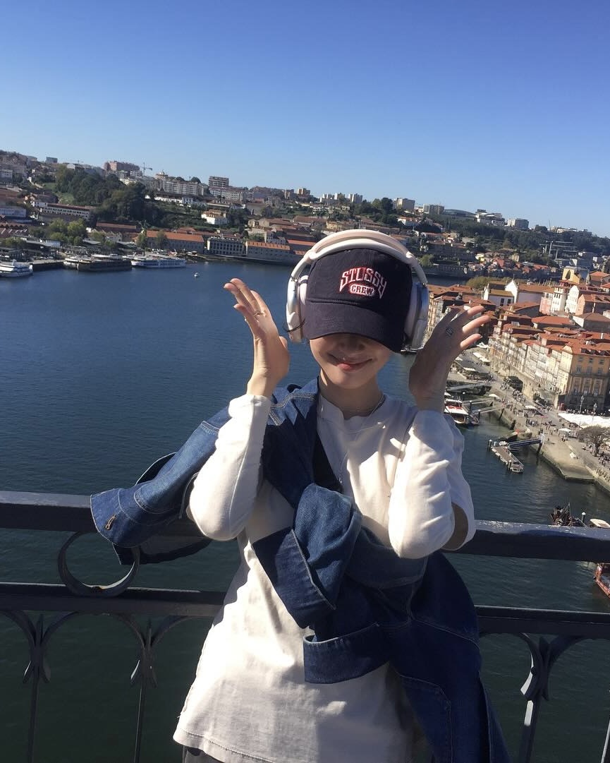 스투시 가을 꾸안꾸? @정소민 룩🎶
흔하지 않은, 색다른 스투시 찾는다면🔍👀지금 눈여겨 보자

정소민의 여행 속 가을 스투시템 2가지를 모았습니다.

1. 코치 재킷, 28만 원대
나일론 옥스포드 소재를 활용한 박스형 오버사이즈 재킷으로, 인조 모피와 퀼팅 안감 덕분에 따뜻함은 물론 심플하면서도 스트릿한 감성을 살렸죠. 미니스커트와 비니와 매치하면 컬리시한 무드의 스트릿룩으로 완성할 수 있습니다.

2. 로우 프로파일 스투시 크루 스트랩백, 7만 원대
코튼 소재로 제작된 모자로 앞면의 브랜드 로고 자수가 포인트입니다. 일반 볼캡보다 낮고 부드러운 곡선 실루엣이 특징이죠. 조거 팬츠와 오버핏 롱 슬리브에 매치하면 캐주얼하면서도 자연스러운 꾸안꾸 룩을 연출할 수 있습니다. 이미지5