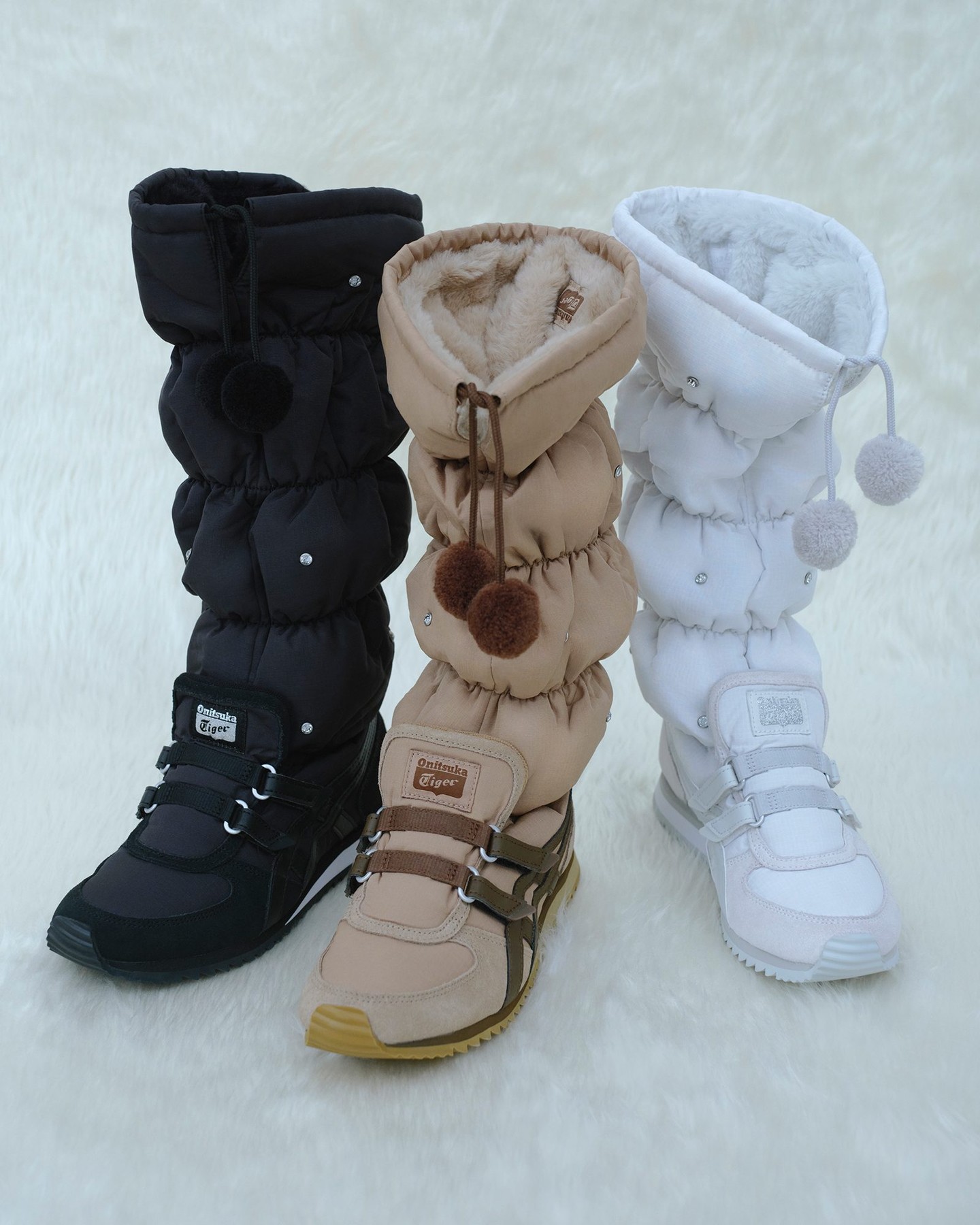 운동화만 만들 줄 알았지?😮
오니츠카타이거의 첫 부츠, 윈터 헤븐 등장❄️🩶
이번 시즌 오니츠카타이거가 선보인 윈터 헤븐 부츠는 2005년 출시된 ‘스노우 헤븐’을 현대적으로 재해석한 스니커 부츠입니다. 부드러운 스웨이드 디테일과 퍼 안감이 더해져 따뜻하면서도 세련된 무드를 완성했죠.
길이 조절이 가능한 3-Way 디자인과 폼폼 디테일로 Y2K 감성을 더했으며, 방수 기능과 쿠셔닝 미드솔로 실용성까지 갖췄습니다. 올겨울 윈터 헤븐 부츠로 스타일링에 따뜻한 포인트를 더해보세요.
이미지4