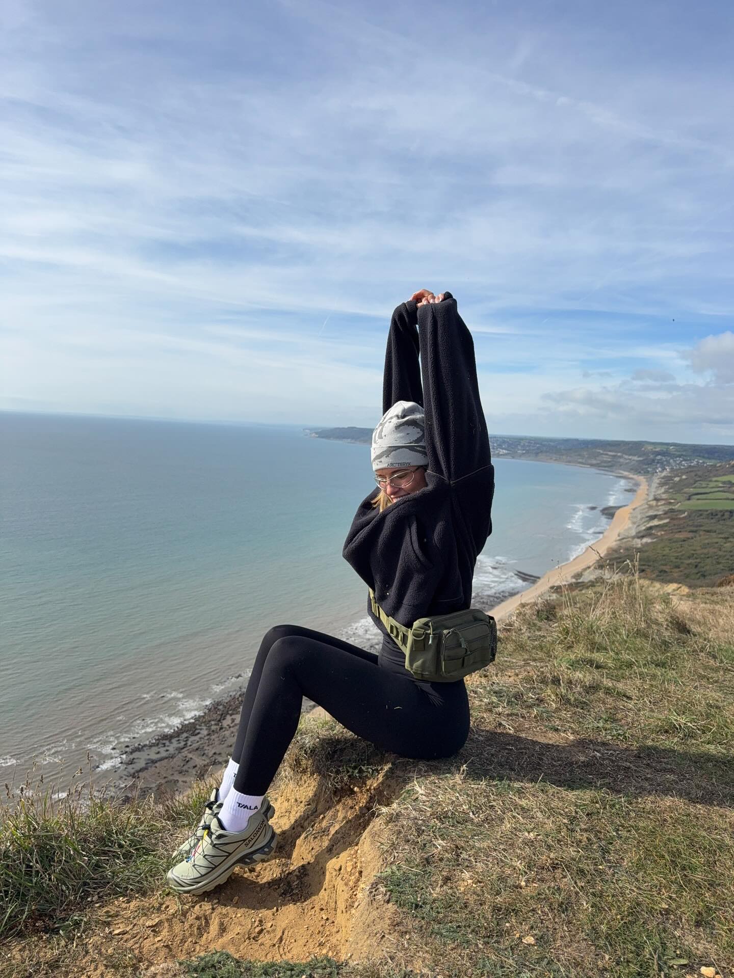 내추럴한 컬러, 편안한 실루엣...🍃
요즘 해외에서 모두가 빠진 그래놀라 코어👀🌲같이 알아보자

최근 해외에서는 다시 한번 그래놀라 코어가 주목받고 있는데요. 자연스러운 아웃도어 무드와 편안함을 중심으로, 단순히 아웃도어 웨어를 입는 것을 넘어 라이프스타일과 패션을 자연스럽게 연결하는 것이 포인트입니다.

베이지, 브라운, 올리브와 같이 자연에서 영감받은 컬러와 헐렁한 후드티, 플리스, 기능성 바람막이, 조거 팬츠 등 내추럴하면서도 감각적인 꾸안꾸 무드를 완성하죠. 이제 그래놀라 코어는 편안함과 스타일 모두 잡는 새로운 캐주얼룩으로 자리 잡았습니다. 이미지6
