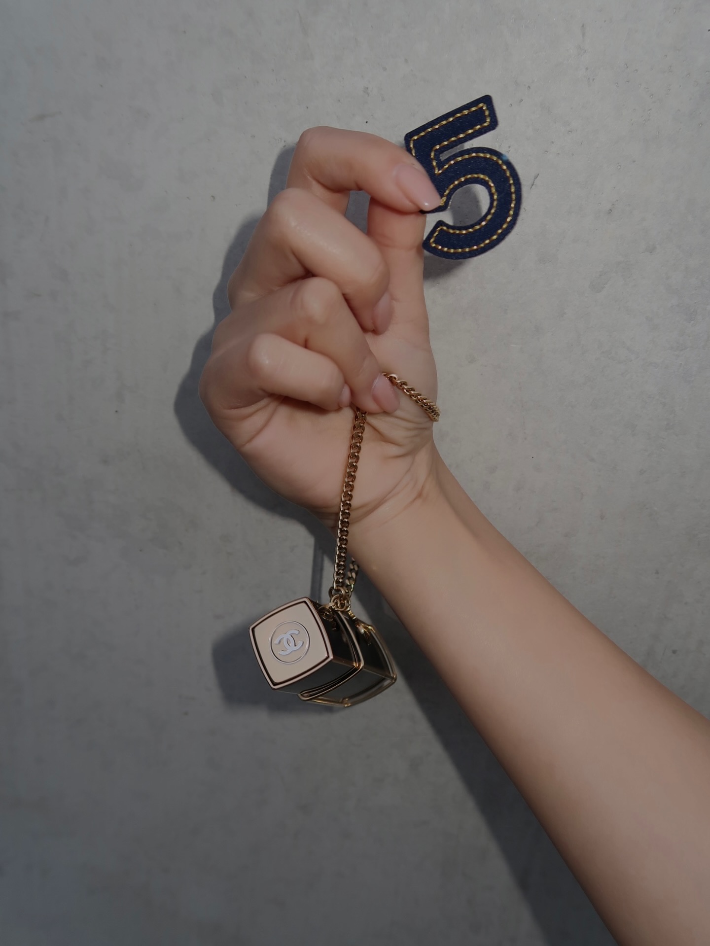 샤넬 키링? 향수?두 매력 한 번에🖤
향기와 스타일을 한 번에 즐길 수 있는 샤넬 키링✨🪄놓치지마

최근 홀리데이 시즌을 맞아 샤넬 No.5 스프레이 키링이 다시 주목받고 있는데요. 샤넬의 31만 원 대 오 드 빠르펭 펄스 스트레이 키링과 코코 마드모아젤로 2가지 제품으로, 향과 시각적 매력을 동시에 즐길 수 있습니다.

이 키링은 단순한 향수를 넘어, 주얼리 체인이 구성되어 가방이나 벨트에 달아 세련된 포인트를 더해주며, 손목에 액세서리처럼 착용할 수 있습니다. 휴대성과 고급스러움까지 놓치지 않는 샤넬 키링으로 향기와 스타일을 동시에 챙겨보세요. 이미지4