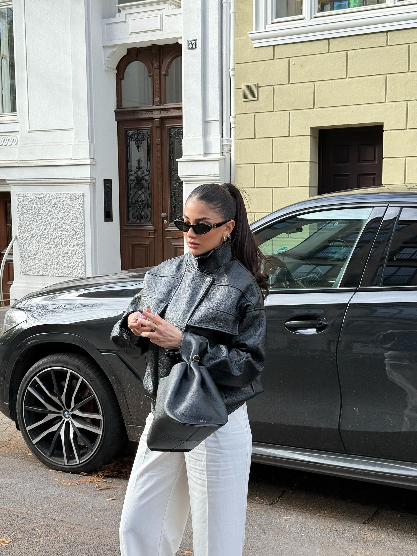 차분하고 세련된 화이트 팬츠🤍
어떤 컬러에도 어울리는 화이트 팬츠 매직🦢✨ 이미지7