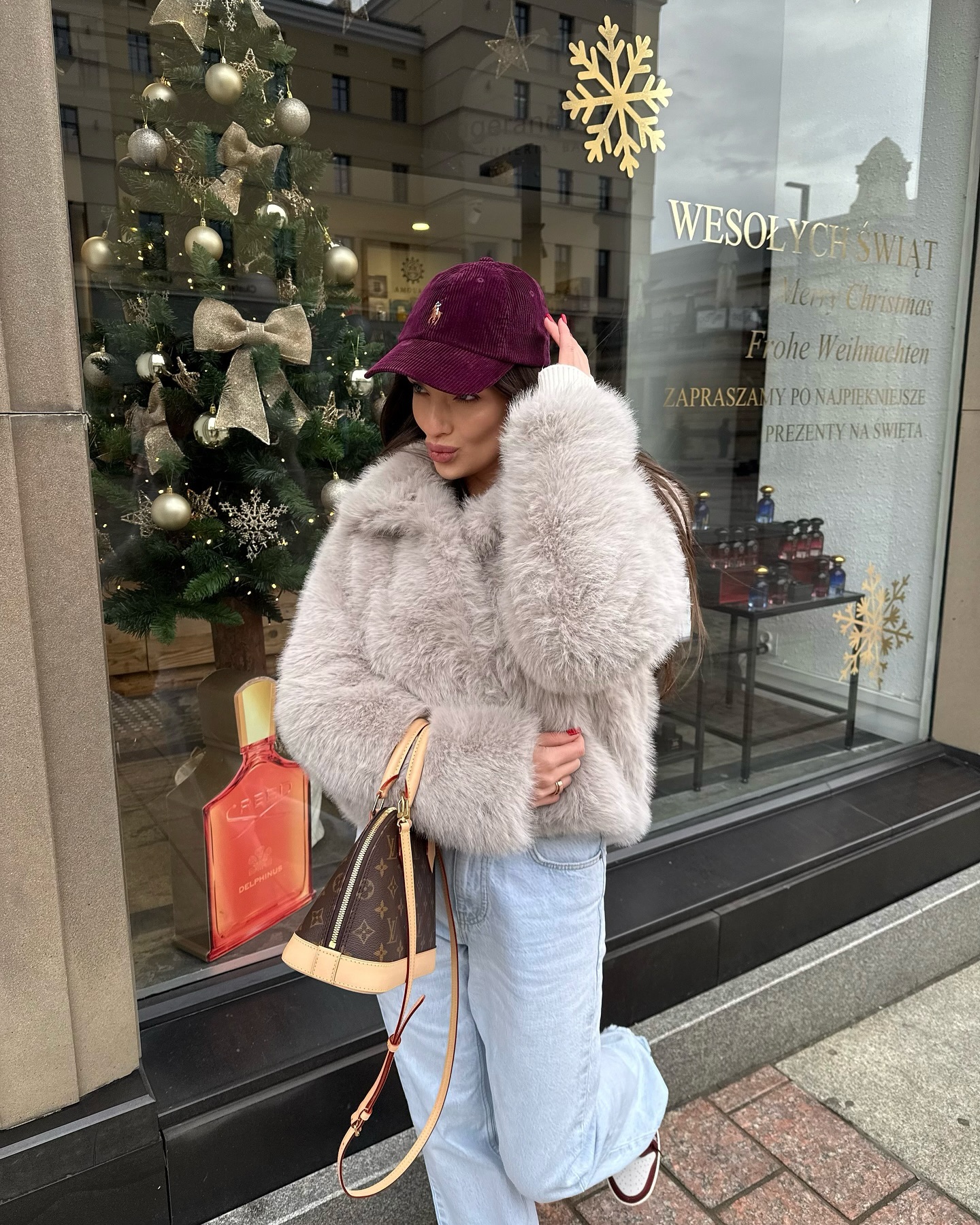 겨울 아우터 고민 중?자라에서 겟🙆🏻‍♀️
미리 세일 정보 확인해서 자라 겨울 아이템 득템하자🛍️✅

자라 세일 전 참고하기 좋은 겨울 아우터 2가지를 소개합니다.

1. 울 스카프 쇼트 코트, 10만 원대
버튼 디테일과 탈부착 스카프가 구성된 울 소재 숏 코트로, 노카라와 웰트 포켓 디테일이 더해진 클래식한 코트입니다. 숏 코트를 원피스처럼 연출하고 롱부츠를 매치하면 세련된 모던룩을 완성할 수 있습니다.

2. 라펠 칼라 페이크 퍼 숏 코트, 10만 원대
클래식한 테일러드 라펠 디자인이 특징으로 페이크 퍼 소재가 포근하면서도 고급스러운 분위기를 만들죠. 데님 팬츠와 볼캡을 매치하면 캐주얼하면서도 럭셔리한 포인트를 줄 수 있습니다. 이미지6