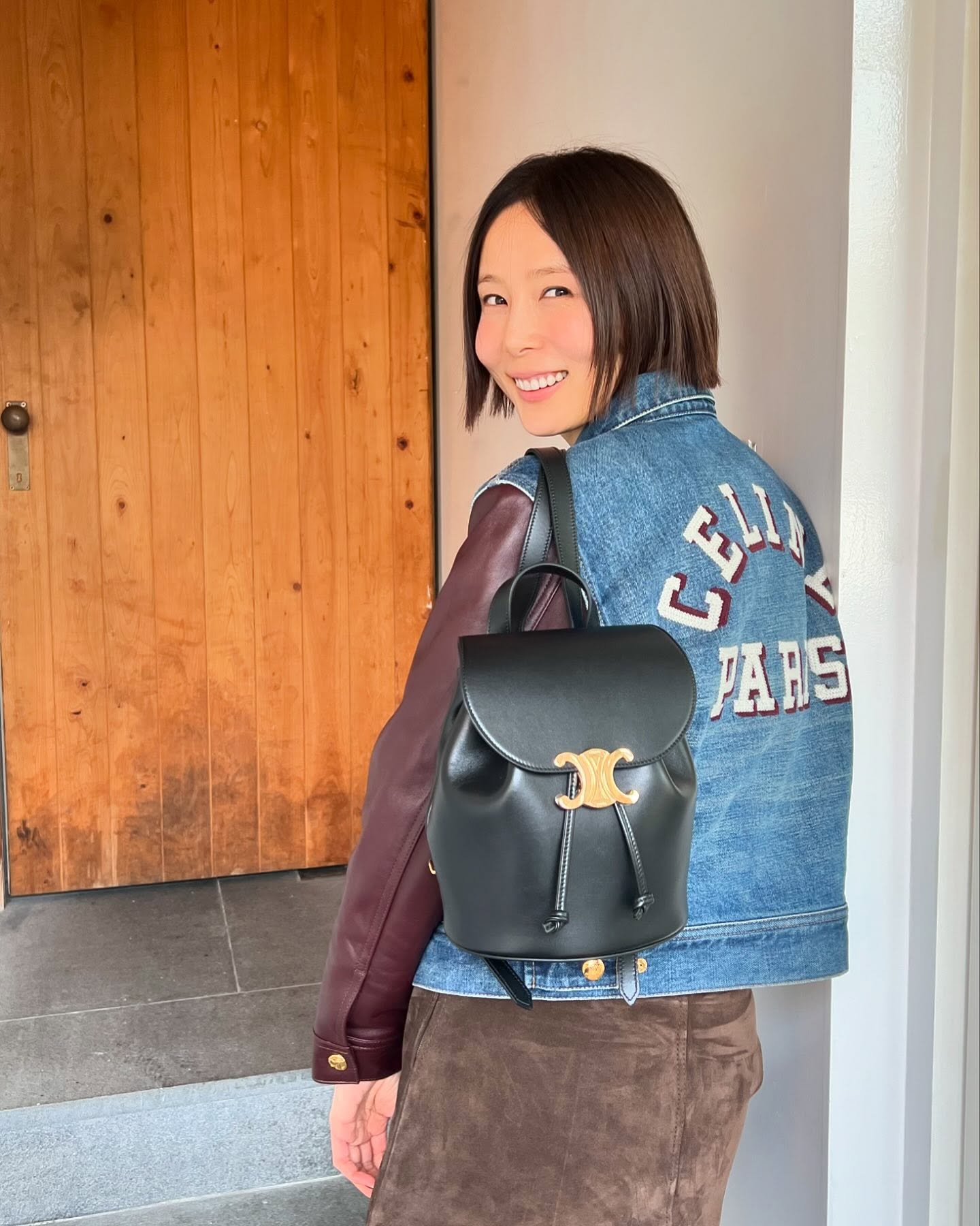 어디서나 손이 가는 데일리 백💖
아우터 두꺼운 계절엔 백팩으로 가볍게☃️👜

데일리로 가볍게 들기 좋은 백팩, 지금 소개해드릴게요.

1. 셀린느 보니 백팩, 400만 원대
카프스킨 소재에 트리옹프 로고 장식이 더해진 셀린느의 보니 백팩입니다. 김나영은 데님 재킷과 스웨이드 스커트를 매치해 가을 데일리룩을 완성했습니다.

2. 디올 카로 미디엄 백팩, 500만 원대
매크로 까나쥬 스티칭과 골드 로고 포인트의 디올 카로 미디엄 백팩입니다. 홍수주는 니트와 데님 팬츠를 매치해 캐주얼한 데일리룩을 완성했습니다. 이미지2