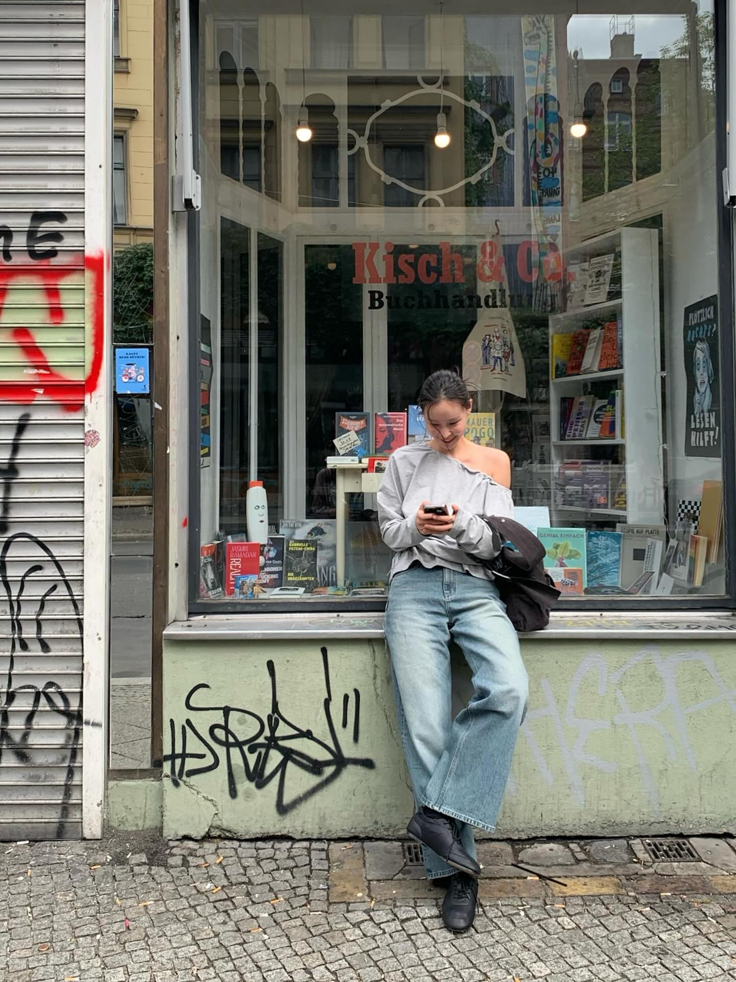 추워져도 원숄더만은 포기 못 해🙅🏻‍♀️
포근함 속에 살짝 드러난 여리함, 원숄더면 분위기 확 달라🩶✨ 이미지3