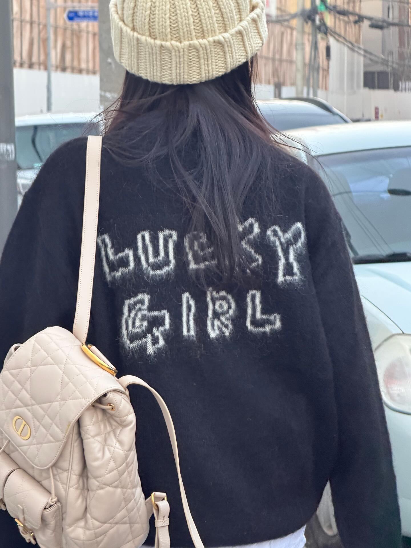 어디서나 손이 가는 데일리 백💖
아우터 두꺼운 계절엔 백팩으로 가볍게☃️👜

데일리로 가볍게 들기 좋은 백팩, 지금 소개해드릴게요.

1. 셀린느 보니 백팩, 400만 원대
카프스킨 소재에 트리옹프 로고 장식이 더해진 셀린느의 보니 백팩입니다. 김나영은 데님 재킷과 스웨이드 스커트를 매치해 가을 데일리룩을 완성했습니다.

2. 디올 카로 미디엄 백팩, 500만 원대
매크로 까나쥬 스티칭과 골드 로고 포인트의 디올 카로 미디엄 백팩입니다. 홍수주는 니트와 데님 팬츠를 매치해 캐주얼한 데일리룩을 완성했습니다. 이미지8