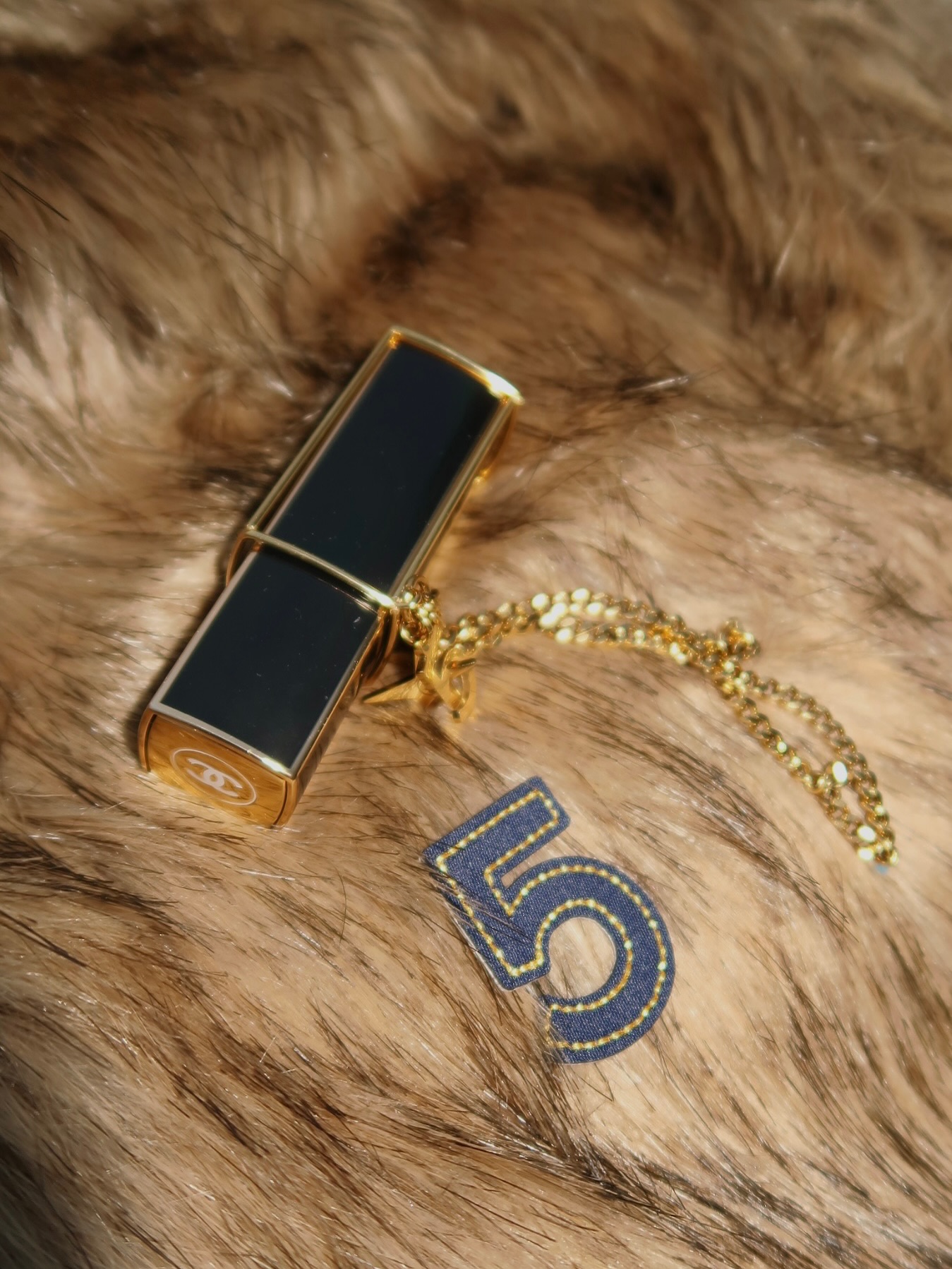 샤넬 키링? 향수?두 매력 한 번에🖤
향기와 스타일을 한 번에 즐길 수 있는 샤넬 키링✨🪄놓치지마

최근 홀리데이 시즌을 맞아 샤넬 No.5 스프레이 키링이 다시 주목받고 있는데요. 샤넬의 31만 원 대 오 드 빠르펭 펄스 스트레이 키링과 코코 마드모아젤로 2가지 제품으로, 향과 시각적 매력을 동시에 즐길 수 있습니다.

이 키링은 단순한 향수를 넘어, 주얼리 체인이 구성되어 가방이나 벨트에 달아 세련된 포인트를 더해주며, 손목에 액세서리처럼 착용할 수 있습니다. 휴대성과 고급스러움까지 놓치지 않는 샤넬 키링으로 향기와 스타일을 동시에 챙겨보세요. 이미지5