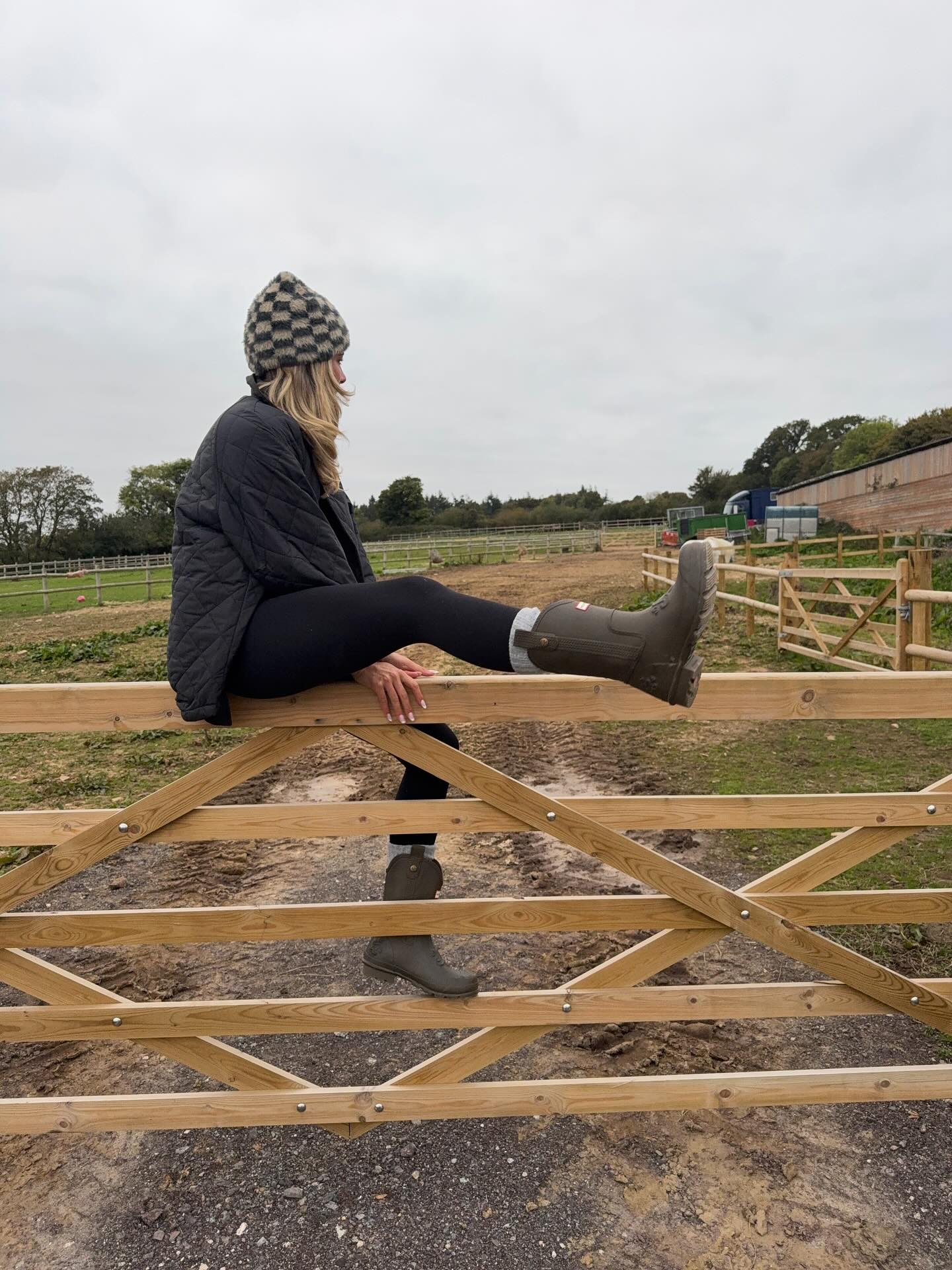 내추럴한 컬러, 편안한 실루엣...🍃
요즘 해외에서 모두가 빠진 그래놀라 코어👀🌲같이 알아보자

최근 해외에서는 다시 한번 그래놀라 코어가 주목받고 있는데요. 자연스러운 아웃도어 무드와 편안함을 중심으로, 단순히 아웃도어 웨어를 입는 것을 넘어 라이프스타일과 패션을 자연스럽게 연결하는 것이 포인트입니다.

베이지, 브라운, 올리브와 같이 자연에서 영감받은 컬러와 헐렁한 후드티, 플리스, 기능성 바람막이, 조거 팬츠 등 내추럴하면서도 감각적인 꾸안꾸 무드를 완성하죠. 이제 그래놀라 코어는 편안함과 스타일 모두 잡는 새로운 캐주얼룩으로 자리 잡았습니다. 이미지4