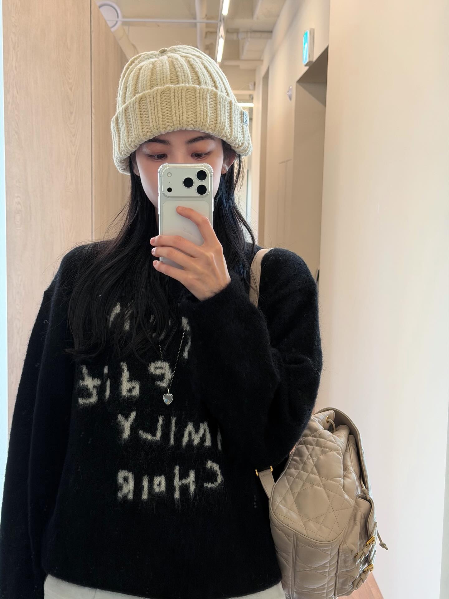 어디서나 손이 가는 데일리 백💖
아우터 두꺼운 계절엔 백팩으로 가볍게☃️👜

데일리로 가볍게 들기 좋은 백팩, 지금 소개해드릴게요.

1. 셀린느 보니 백팩, 400만 원대
카프스킨 소재에 트리옹프 로고 장식이 더해진 셀린느의 보니 백팩입니다. 김나영은 데님 재킷과 스웨이드 스커트를 매치해 가을 데일리룩을 완성했습니다.

2. 디올 카로 미디엄 백팩, 500만 원대
매크로 까나쥬 스티칭과 골드 로고 포인트의 디올 카로 미디엄 백팩입니다. 홍수주는 니트와 데님 팬츠를 매치해 캐주얼한 데일리룩을 완성했습니다. 이미지5