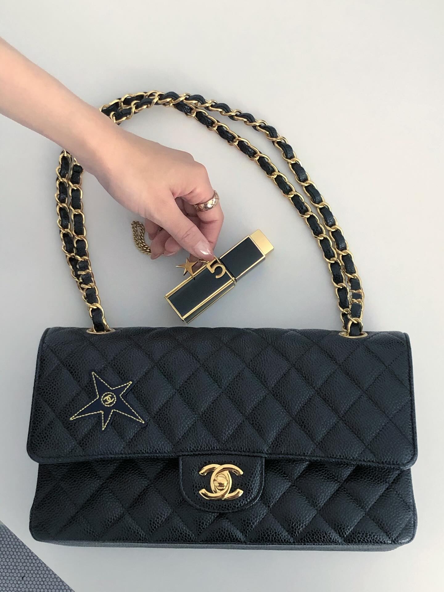 샤넬 키링? 향수?두 매력 한 번에🖤
향기와 스타일을 한 번에 즐길 수 있는 샤넬 키링✨🪄놓치지마

최근 홀리데이 시즌을 맞아 샤넬 No.5 스프레이 키링이 다시 주목받고 있는데요. 샤넬의 31만 원 대 오 드 빠르펭 펄스 스트레이 키링과 코코 마드모아젤로 2가지 제품으로, 향과 시각적 매력을 동시에 즐길 수 있습니다.

이 키링은 단순한 향수를 넘어, 주얼리 체인이 구성되어 가방이나 벨트에 달아 세련된 포인트를 더해주며, 손목에 액세서리처럼 착용할 수 있습니다. 휴대성과 고급스러움까지 놓치지 않는 샤넬 키링으로 향기와 스타일을 동시에 챙겨보세요. 이미지3