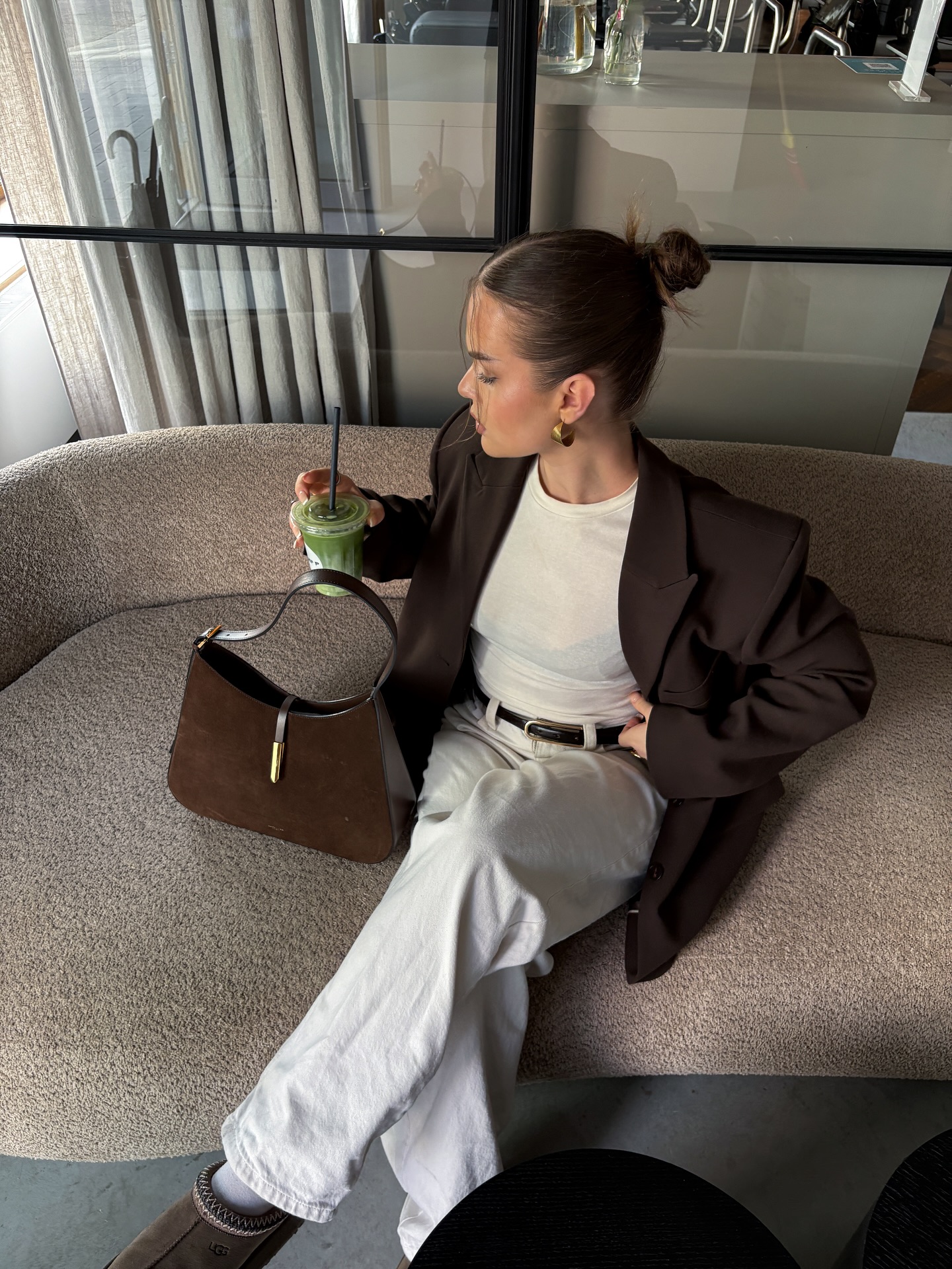 차분하고 세련된 화이트 팬츠🤍
어떤 컬러에도 어울리는 화이트 팬츠 매직🦢✨ 이미지1