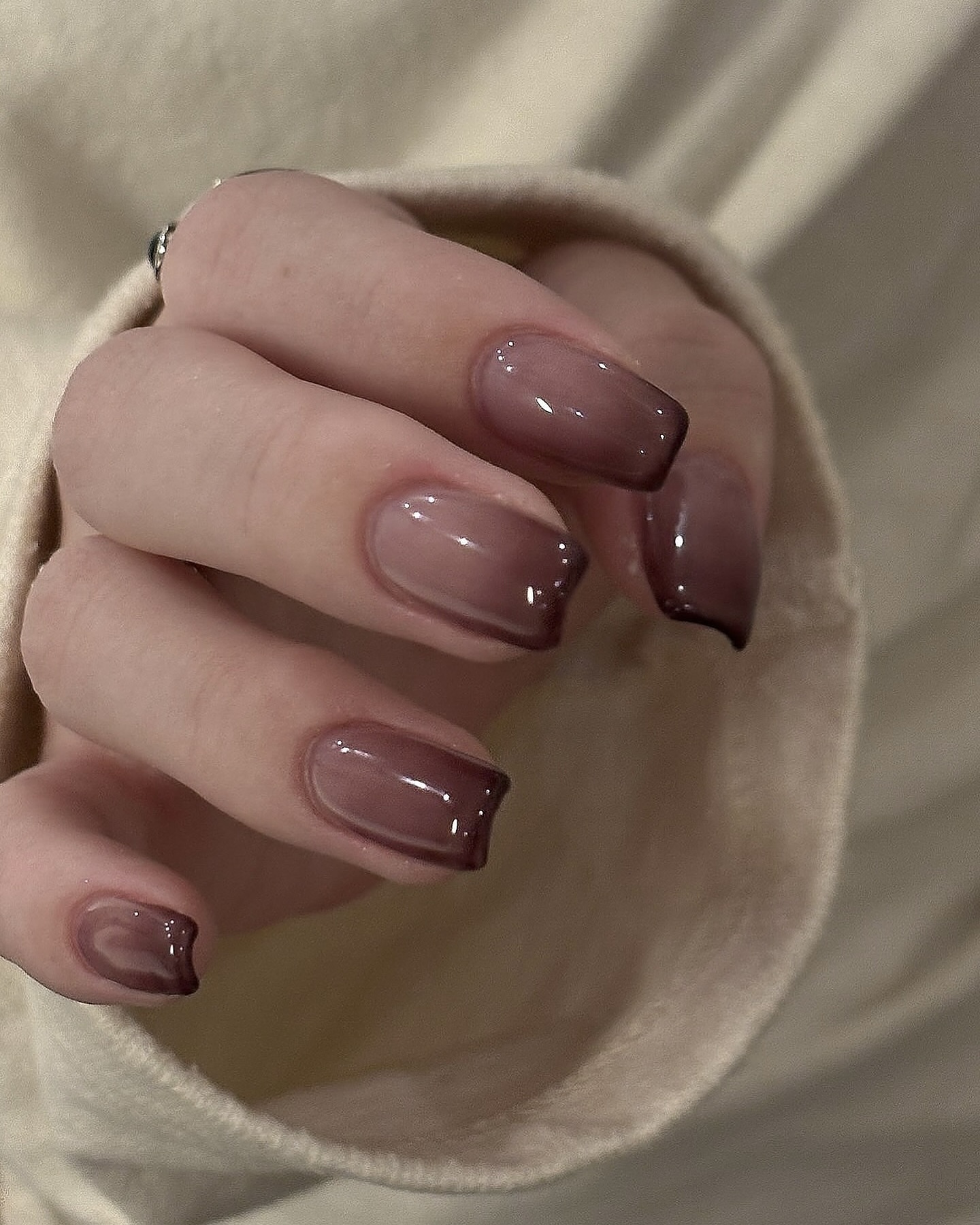 이번엔 은은한 옴브레로 바꿔볼까💅🏻
과하지 않게 분위기 바꾸기엔 옴브레만 한 게 없지✨🤎참고해 봐! 이미지1