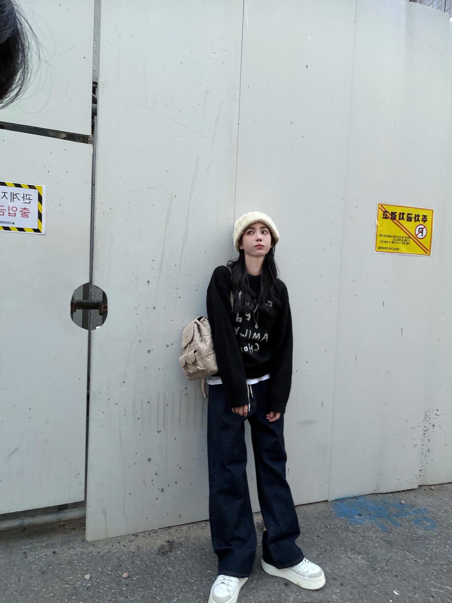 어디서나 손이 가는 데일리 백💖
아우터 두꺼운 계절엔 백팩으로 가볍게☃️👜

데일리로 가볍게 들기 좋은 백팩, 지금 소개해드릴게요.

1. 셀린느 보니 백팩, 400만 원대
카프스킨 소재에 트리옹프 로고 장식이 더해진 셀린느의 보니 백팩입니다. 김나영은 데님 재킷과 스웨이드 스커트를 매치해 가을 데일리룩을 완성했습니다.

2. 디올 카로 미디엄 백팩, 500만 원대
매크로 까나쥬 스티칭과 골드 로고 포인트의 디올 카로 미디엄 백팩입니다. 홍수주는 니트와 데님 팬츠를 매치해 캐주얼한 데일리룩을 완성했습니다. 이미지7