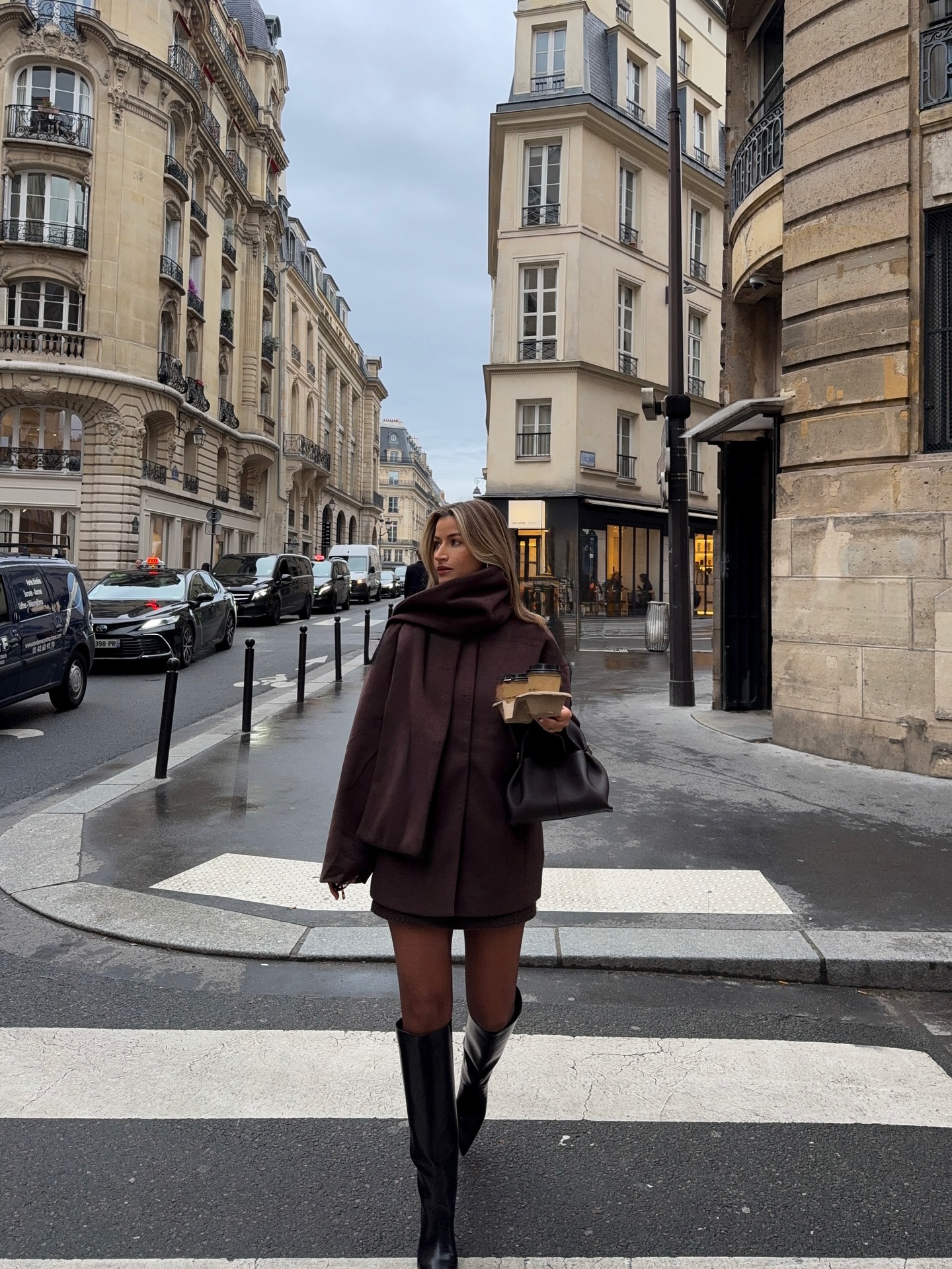 겨울 아우터 고민 중?자라에서 겟🙆🏻‍♀️
미리 세일 정보 확인해서 자라 겨울 아이템 득템하자🛍️✅

자라 세일 전 참고하기 좋은 겨울 아우터 2가지를 소개합니다.

1. 울 스카프 쇼트 코트, 10만 원대
버튼 디테일과 탈부착 스카프가 구성된 울 소재 숏 코트로, 노카라와 웰트 포켓 디테일이 더해진 클래식한 코트입니다. 숏 코트를 원피스처럼 연출하고 롱부츠를 매치하면 세련된 모던룩을 완성할 수 있습니다.

2. 라펠 칼라 페이크 퍼 숏 코트, 10만 원대
클래식한 테일러드 라펠 디자인이 특징으로 페이크 퍼 소재가 포근하면서도 고급스러운 분위기를 만들죠. 데님 팬츠와 볼캡을 매치하면 캐주얼하면서도 럭셔리한 포인트를 줄 수 있습니다. 이미지3