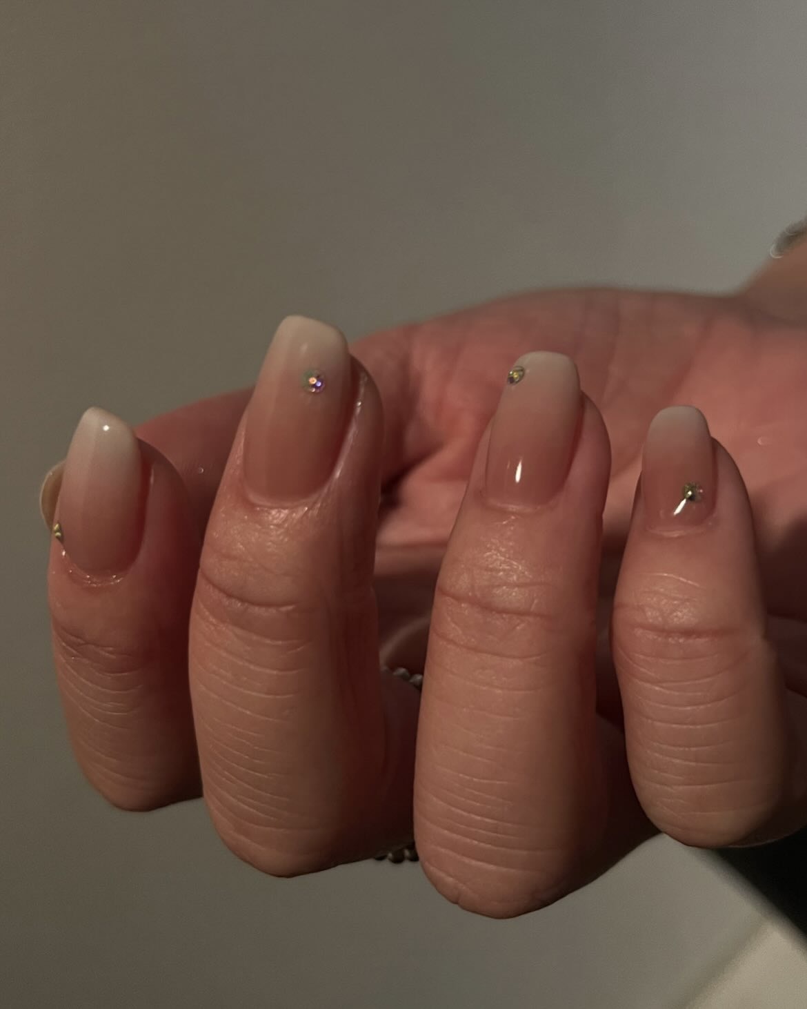 이번엔 은은한 옴브레로 바꿔볼까💅🏻
과하지 않게 분위기 바꾸기엔 옴브레만 한 게 없지✨🤎참고해 봐! 이미지3