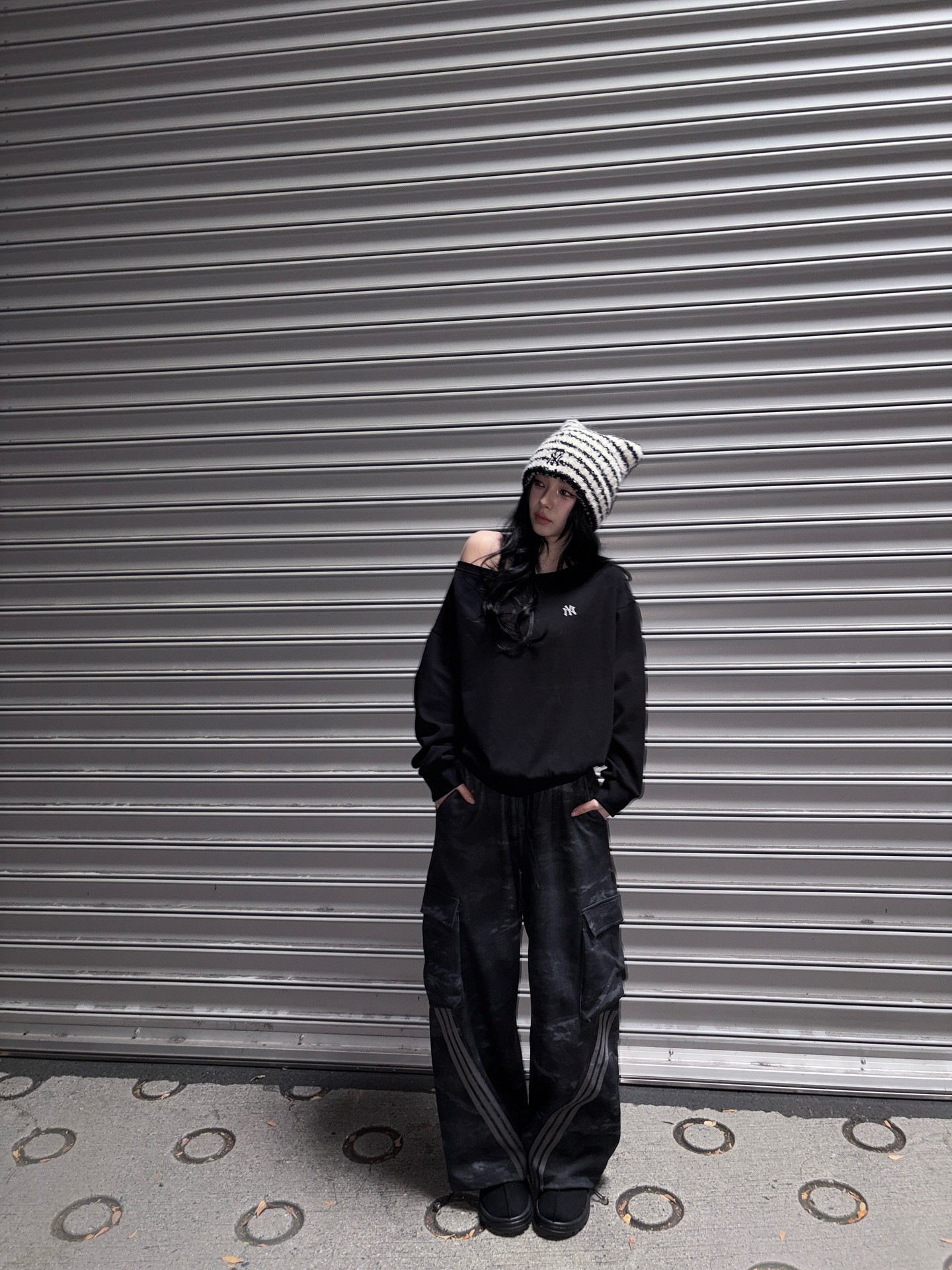 추워져도 원숄더만은 포기 못 해🙅🏻‍♀️
포근함 속에 살짝 드러난 여리함, 원숄더면 분위기 확 달라🩶✨ 이미지5