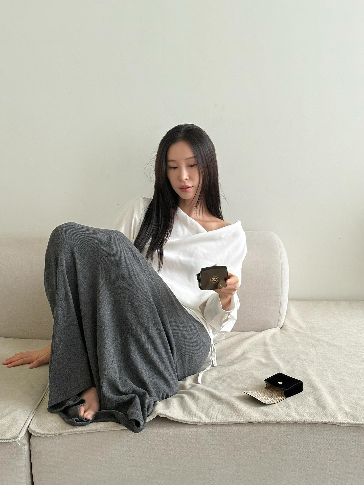 추워져도 원숄더만은 포기 못 해🙅🏻‍♀️
포근함 속에 살짝 드러난 여리함, 원숄더면 분위기 확 달라🩶✨ 이미지7