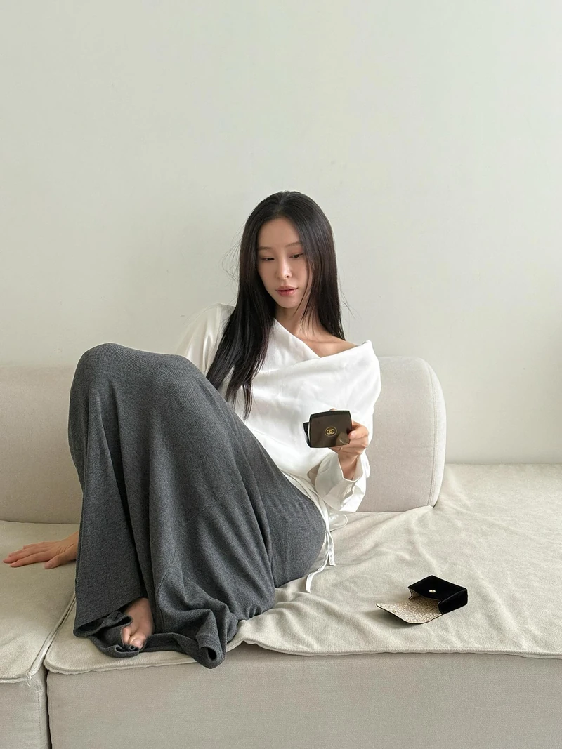 추워져도 원숄더만은 포기 못 해🙅🏻♀️
포근함 속에 살짝 드러난 여리함, 원숄더면 분위기 확 달라🩶✨ 이미지7