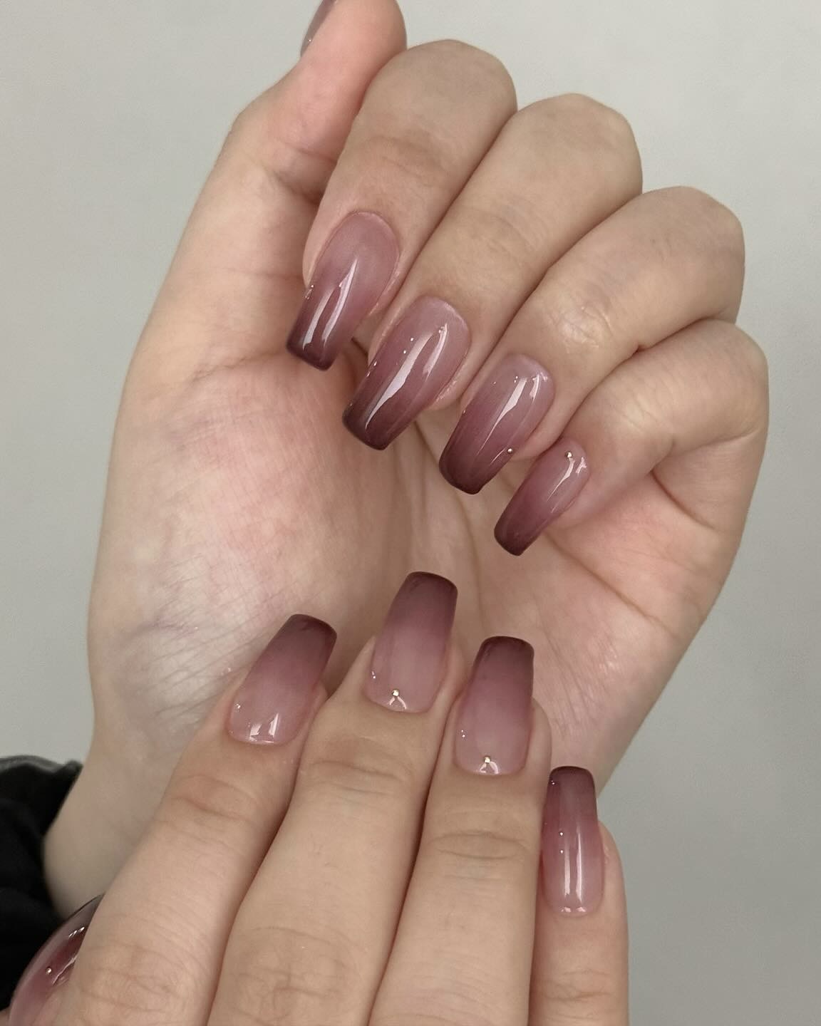 이번엔 은은한 옴브레로 바꿔볼까💅🏻
과하지 않게 분위기 바꾸기엔 옴브레만 한 게 없지✨🤎참고해 봐! 이미지5