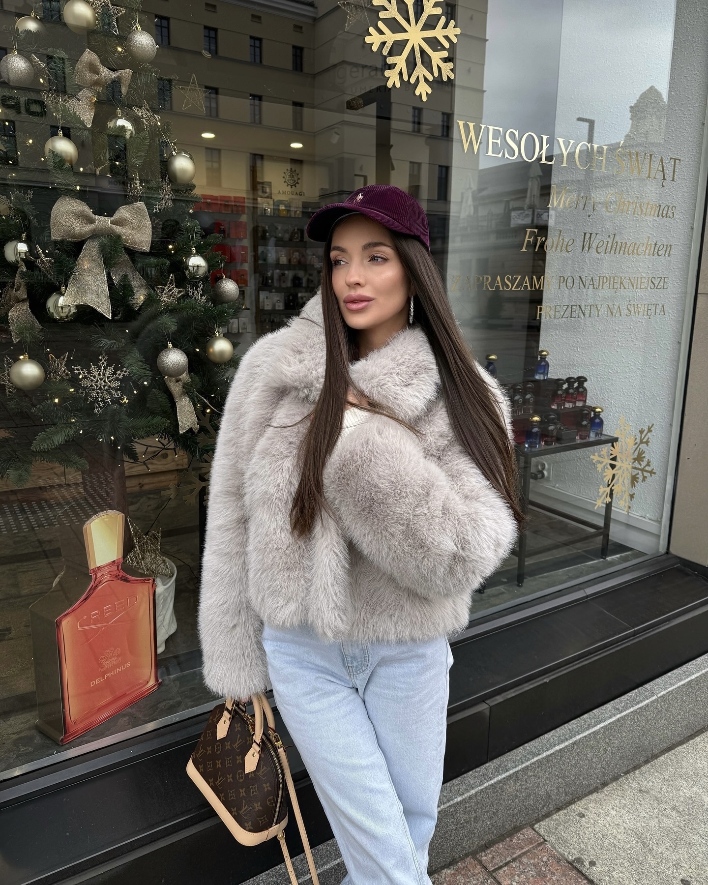 겨울 아우터 고민 중?자라에서 겟🙆🏻‍♀️
미리 세일 정보 확인해서 자라 겨울 아이템 득템하자🛍️✅

자라 세일 전 참고하기 좋은 겨울 아우터 2가지를 소개합니다.

1. 울 스카프 쇼트 코트, 10만 원대
버튼 디테일과 탈부착 스카프가 구성된 울 소재 숏 코트로, 노카라와 웰트 포켓 디테일이 더해진 클래식한 코트입니다. 숏 코트를 원피스처럼 연출하고 롱부츠를 매치하면 세련된 모던룩을 완성할 수 있습니다.

2. 라펠 칼라 페이크 퍼 숏 코트, 10만 원대
클래식한 테일러드 라펠 디자인이 특징으로 페이크 퍼 소재가 포근하면서도 고급스러운 분위기를 만들죠. 데님 팬츠와 볼캡을 매치하면 캐주얼하면서도 럭셔리한 포인트를 줄 수 있습니다. 이미지5