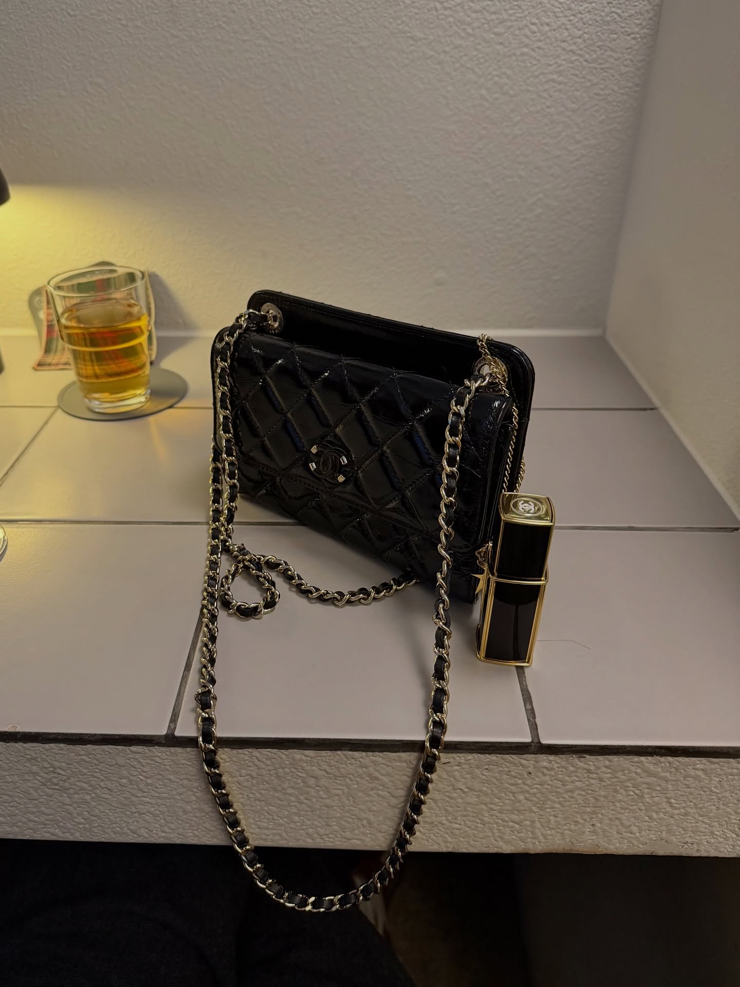 샤넬 키링? 향수?두 매력 한 번에🖤
향기와 스타일을 한 번에 즐길 수 있는 샤넬 키링✨🪄놓치지마

최근 홀리데이 시즌을 맞아 샤넬 No.5 스프레이 키링이 다시 주목받고 있는데요. 샤넬의 31만 원 대 오 드 빠르펭 펄스 스트레이 키링과 코코 마드모아젤로 2가지 제품으로, 향과 시각적 매력을 동시에 즐길 수 있습니다.

이 키링은 단순한 향수를 넘어, 주얼리 체인이 구성되어 가방이나 벨트에 달아 세련된 포인트를 더해주며, 손목에 액세서리처럼 착용할 수 있습니다. 휴대성과 고급스러움까지 놓치지 않는 샤넬 키링으로 향기와 스타일을 동시에 챙겨보세요. 이미지6