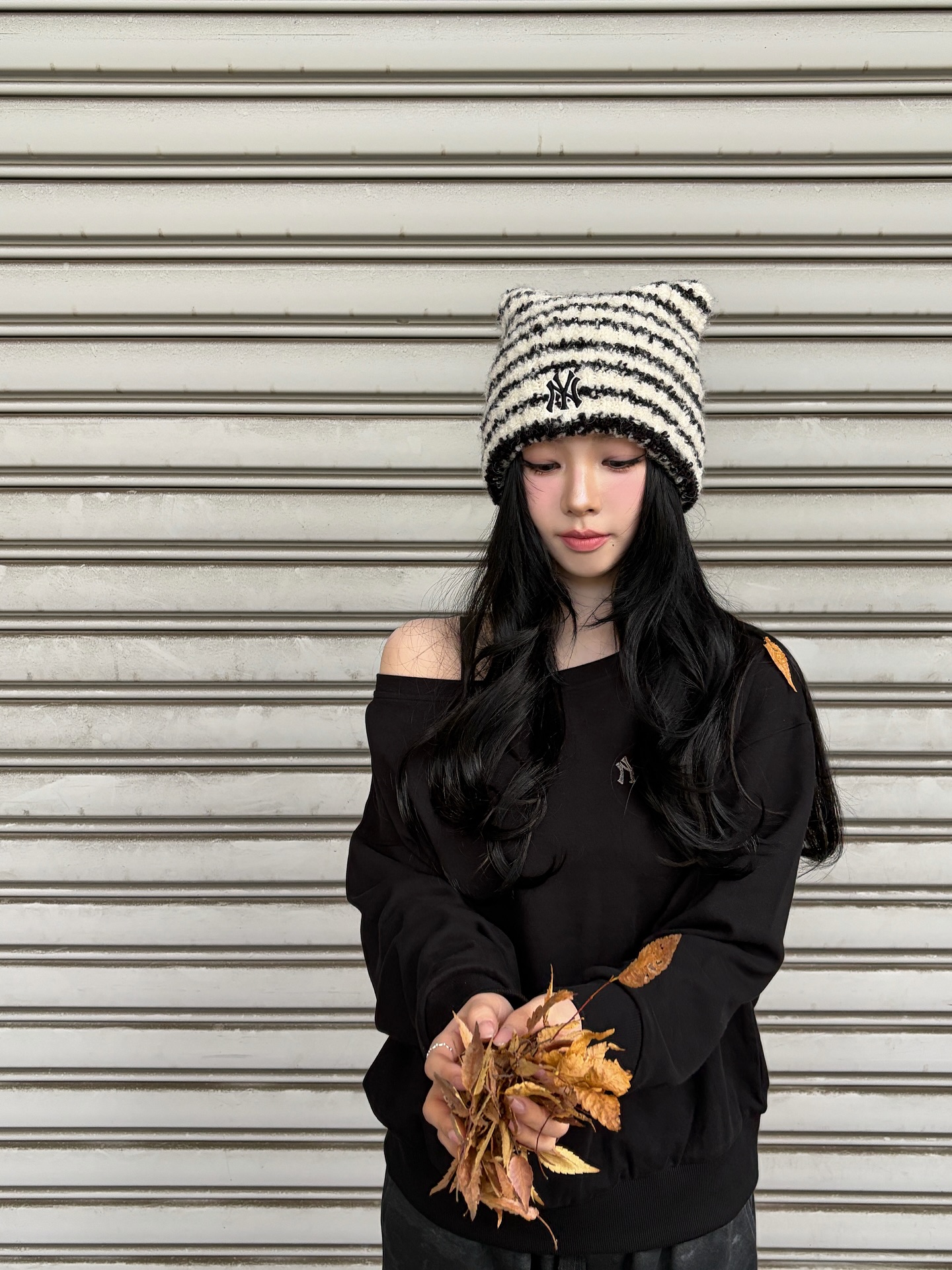 추워져도 원숄더만은 포기 못 해🙅🏻‍♀️
포근함 속에 살짝 드러난 여리함, 원숄더면 분위기 확 달라🩶✨ 이미지4