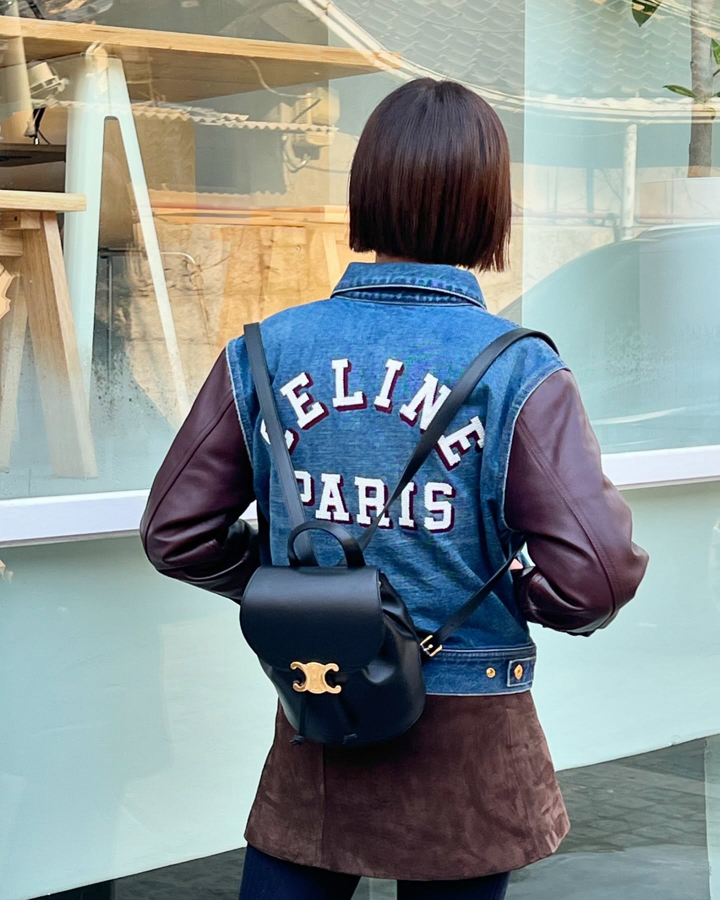 어디서나 손이 가는 데일리 백💖
아우터 두꺼운 계절엔 백팩으로 가볍게☃️👜

데일리로 가볍게 들기 좋은 백팩, 지금 소개해드릴게요.

1. 셀린느 보니 백팩, 400만 원대
카프스킨 소재에 트리옹프 로고 장식이 더해진 셀린느의 보니 백팩입니다. 김나영은 데님 재킷과 스웨이드 스커트를 매치해 가을 데일리룩을 완성했습니다.

2. 디올 카로 미디엄 백팩, 500만 원대
매크로 까나쥬 스티칭과 골드 로고 포인트의 디올 카로 미디엄 백팩입니다. 홍수주는 니트와 데님 팬츠를 매치해 캐주얼한 데일리룩을 완성했습니다. 이미지3