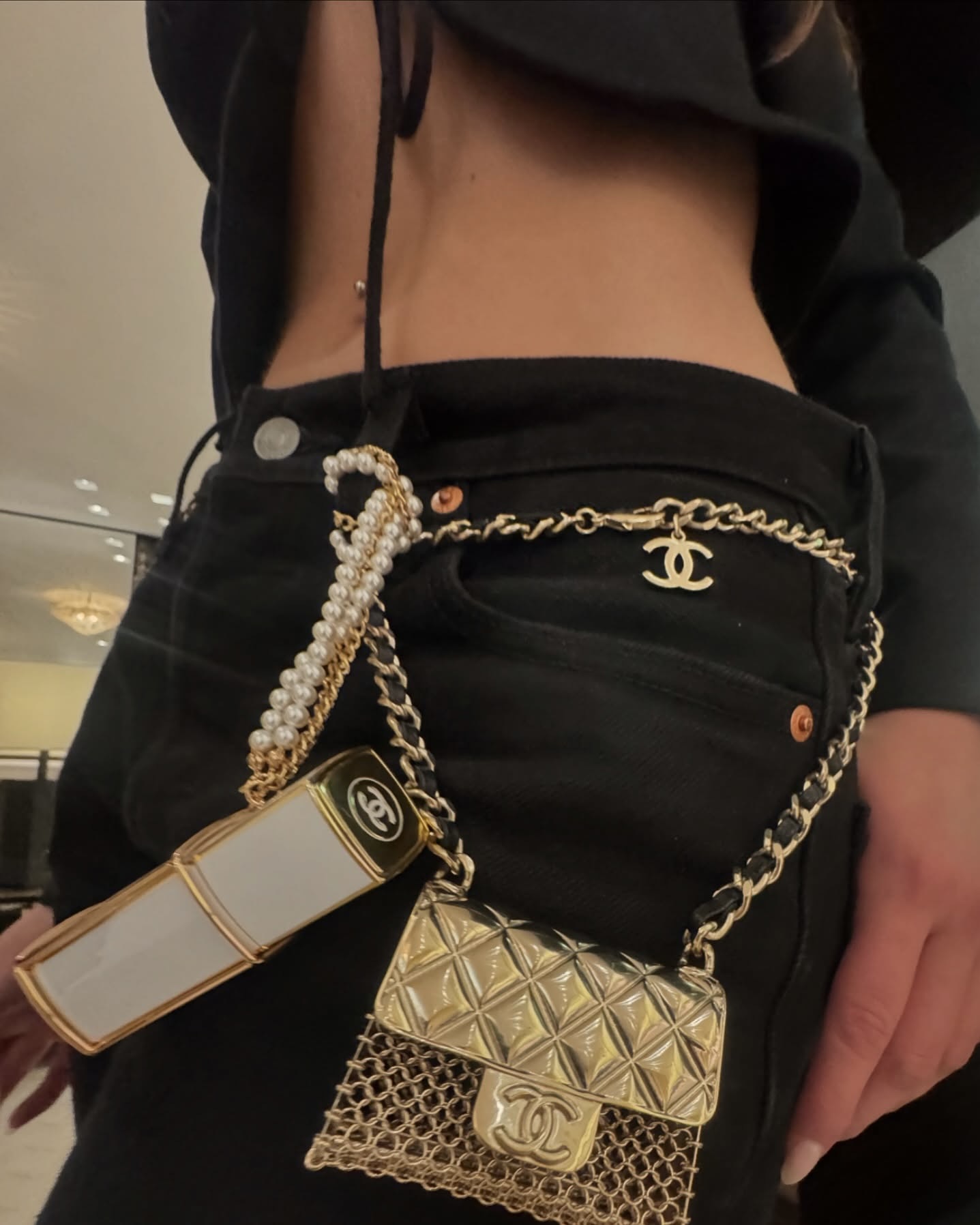 샤넬 키링? 향수?두 매력 한 번에🖤
향기와 스타일을 한 번에 즐길 수 있는 샤넬 키링✨🪄놓치지마

최근 홀리데이 시즌을 맞아 샤넬 No.5 스프레이 키링이 다시 주목받고 있는데요. 샤넬의 31만 원 대 오 드 빠르펭 펄스 스트레이 키링과 코코 마드모아젤로 2가지 제품으로, 향과 시각적 매력을 동시에 즐길 수 있습니다.

이 키링은 단순한 향수를 넘어, 주얼리 체인이 구성되어 가방이나 벨트에 달아 세련된 포인트를 더해주며, 손목에 액세서리처럼 착용할 수 있습니다. 휴대성과 고급스러움까지 놓치지 않는 샤넬 키링으로 향기와 스타일을 동시에 챙겨보세요. 이미지1