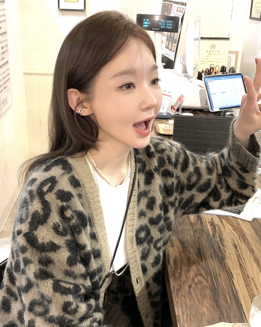 레오파드도 세련되게 코디 가능해🐆
가디건부터 머플러까지 다양한 레오파드 아이템으로 즐기자🤎🖤
 이미지2